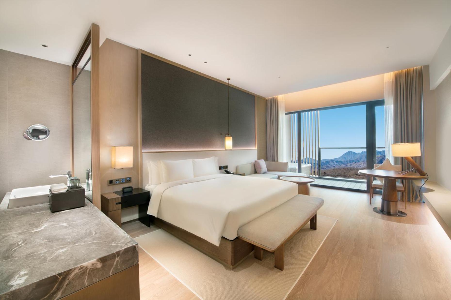 Standard King Room with Balcony - Photo 2