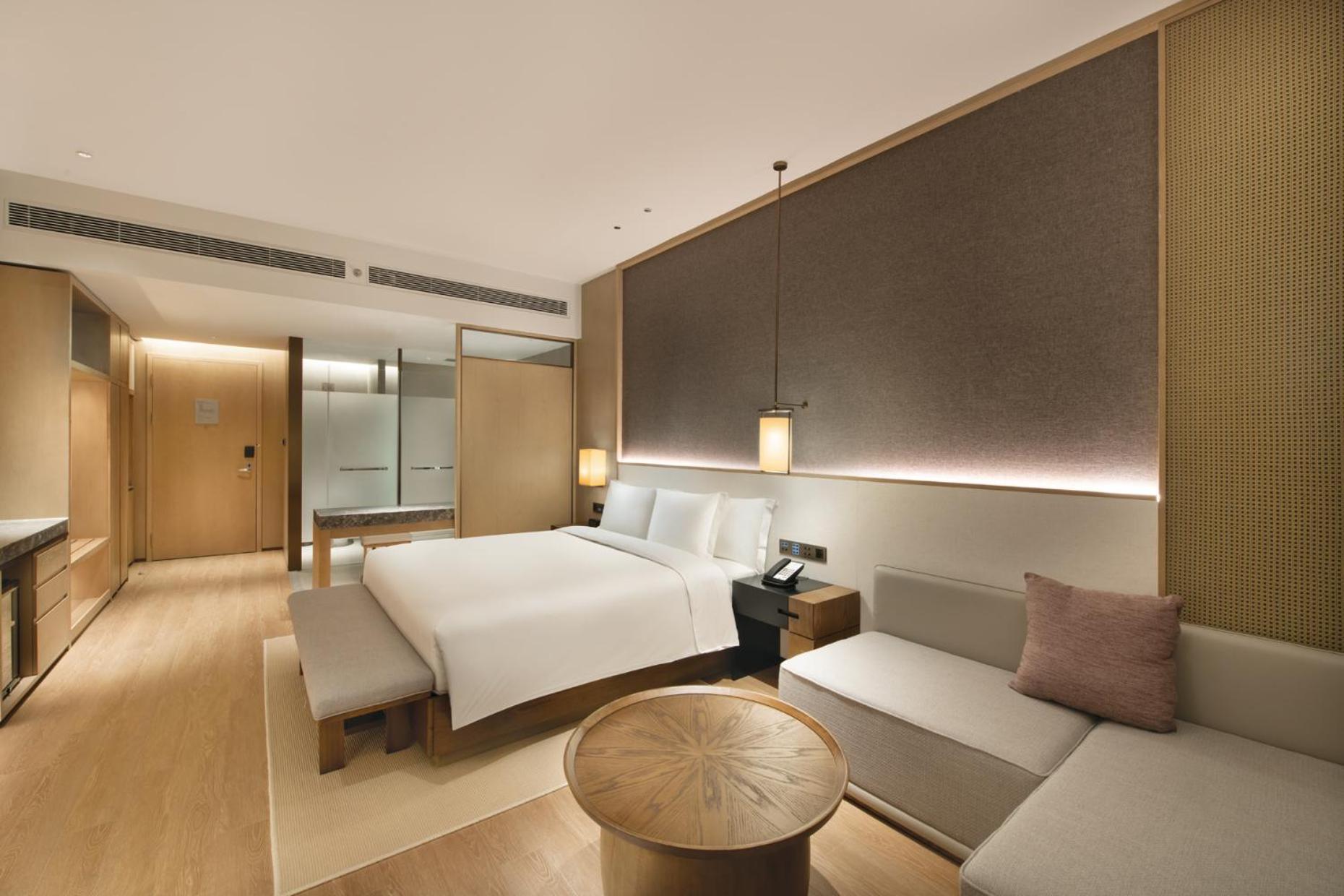 Standard King Room with Balcony - Photo 3