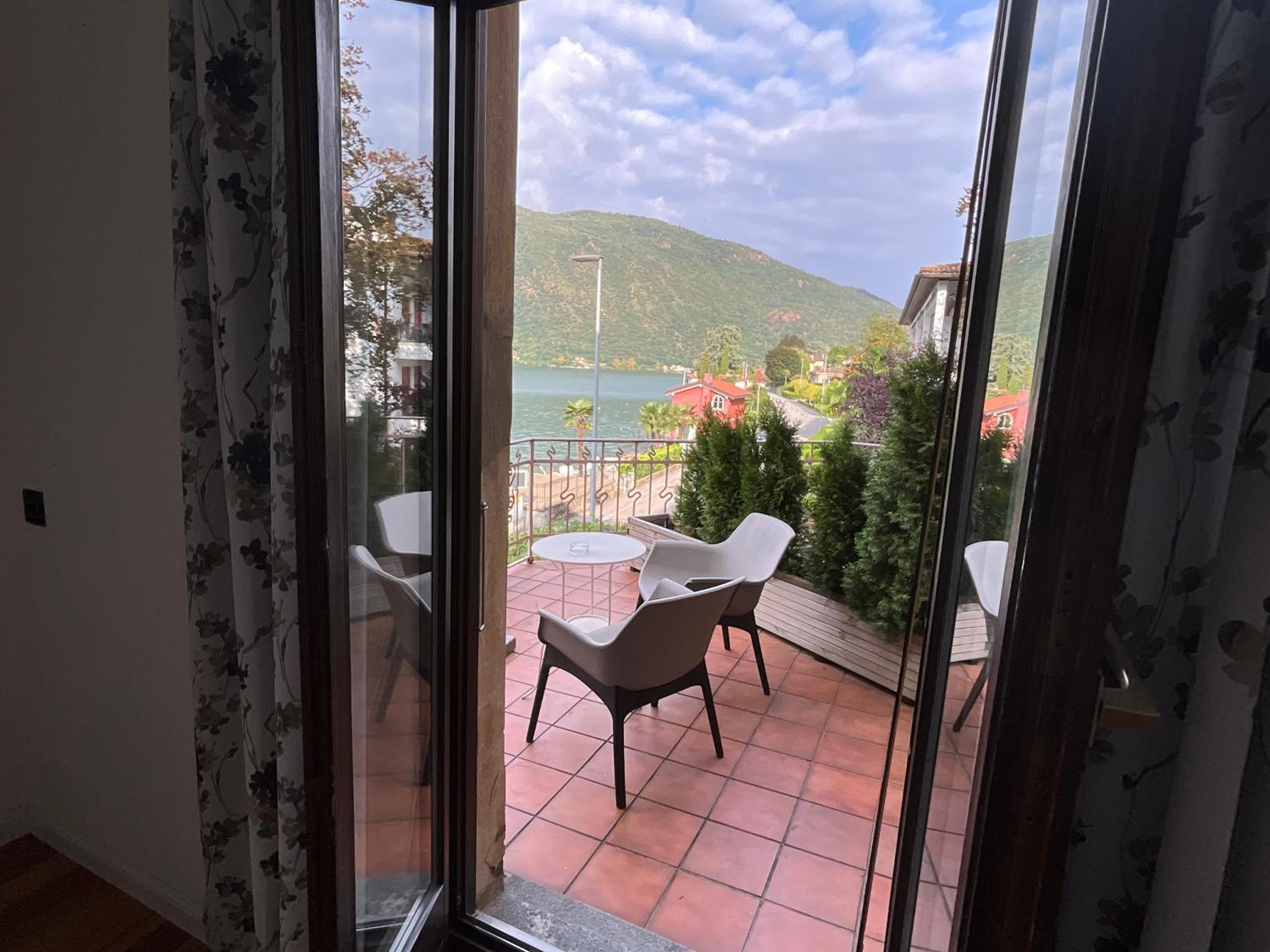 Junior Suite with Balcony - Photo 11