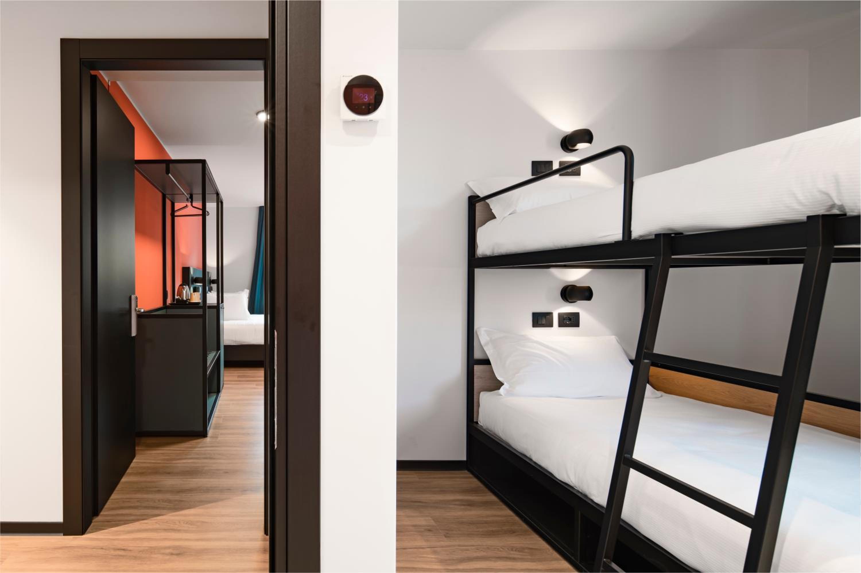 Economy Twin Room photo 2