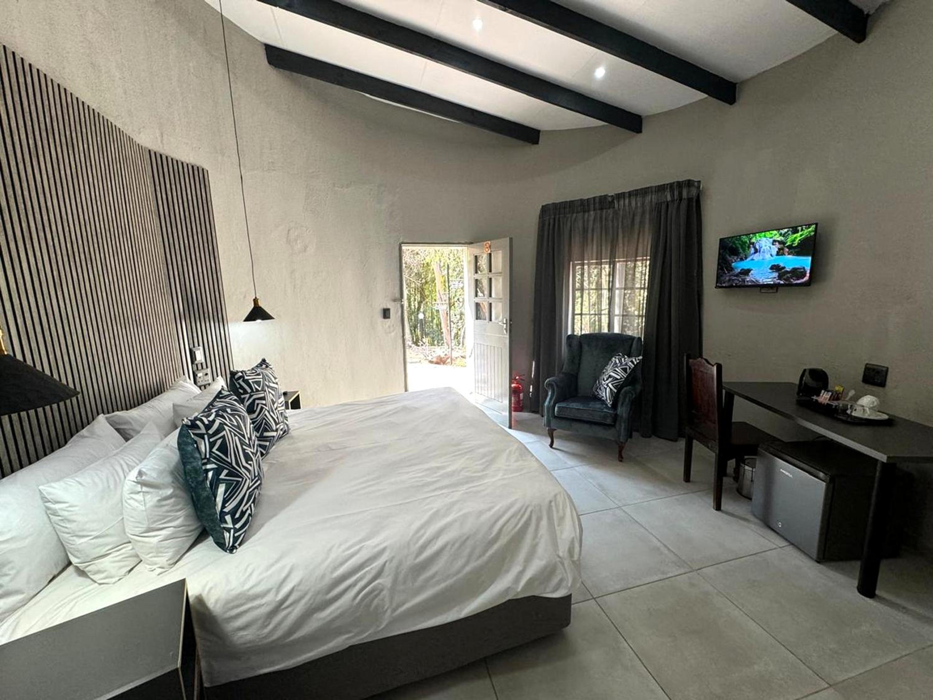 Standard Double Room - Photo 17