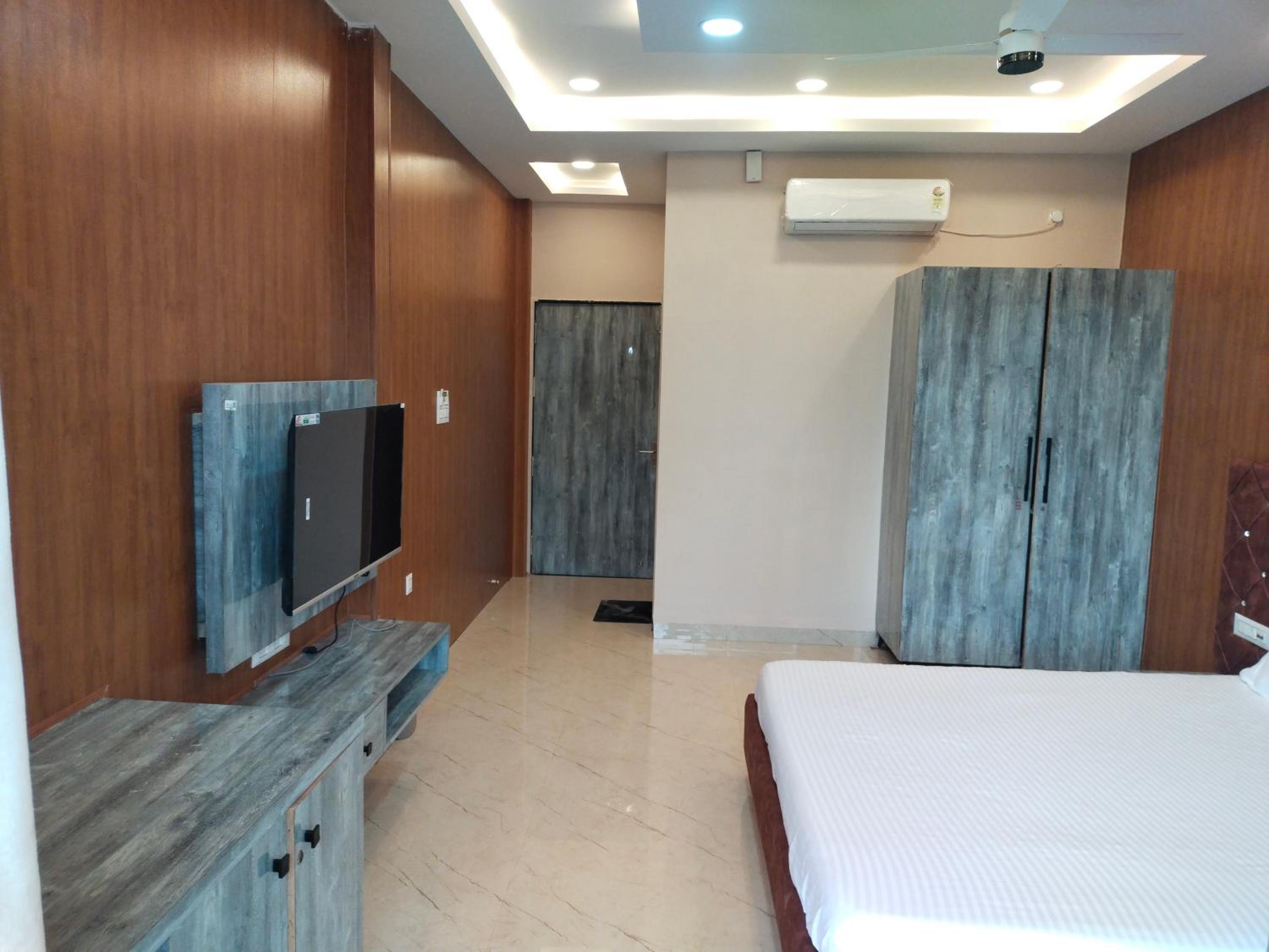 Deluxe Double Room (2 Adults + 1 Child)