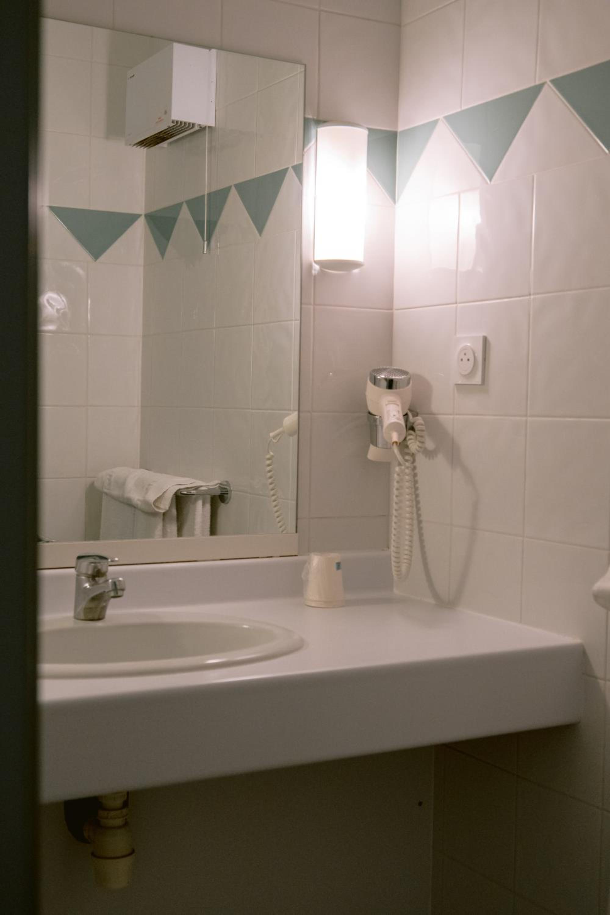 Standard Double or Twin Room - Photo 5