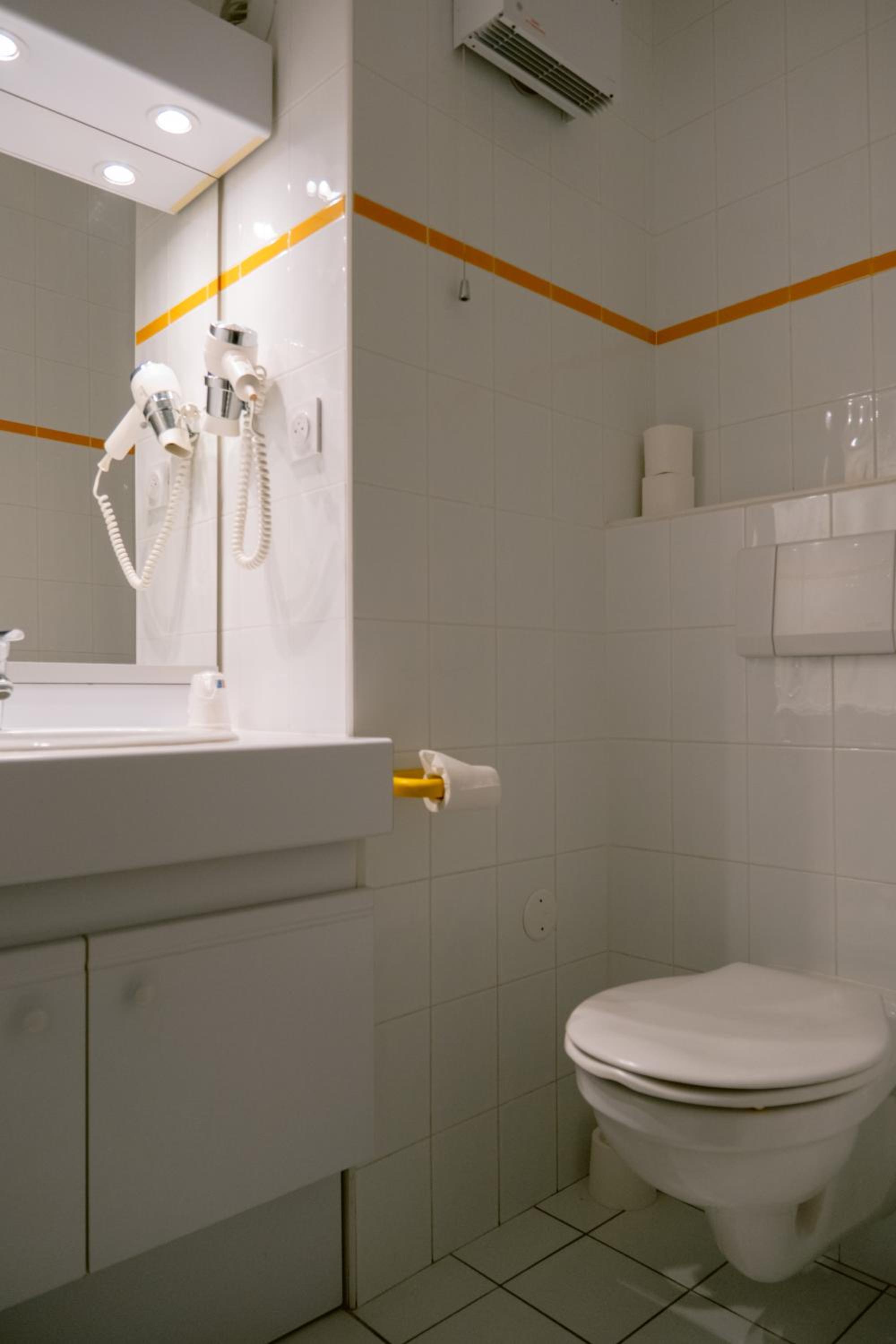 Double or Twin Room - Photo 3