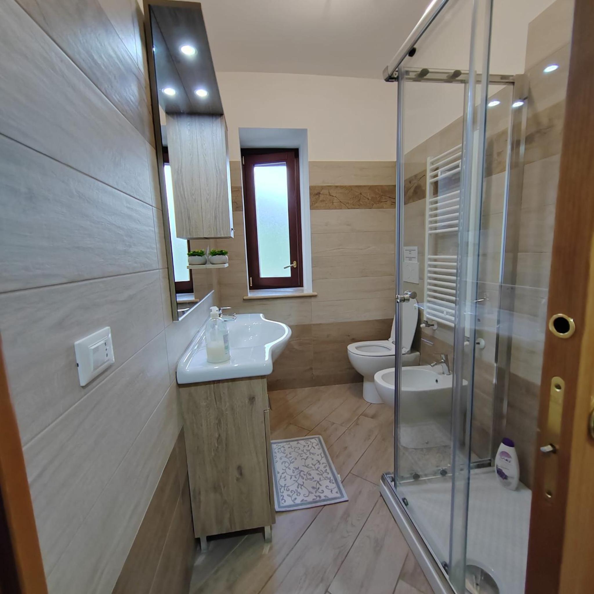 Double or Twin Room with Private Bathroom - Photo 17