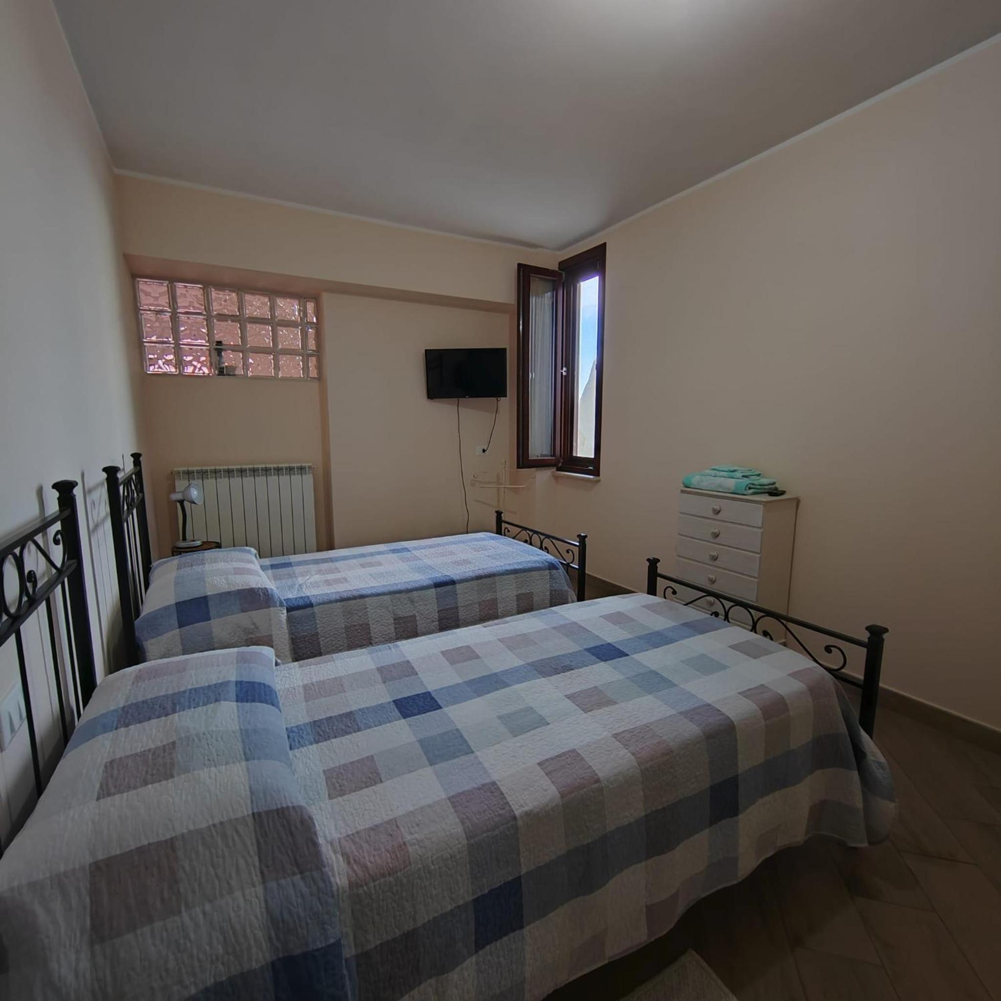 Double or Twin Room with Private Bathroom - Photo 35