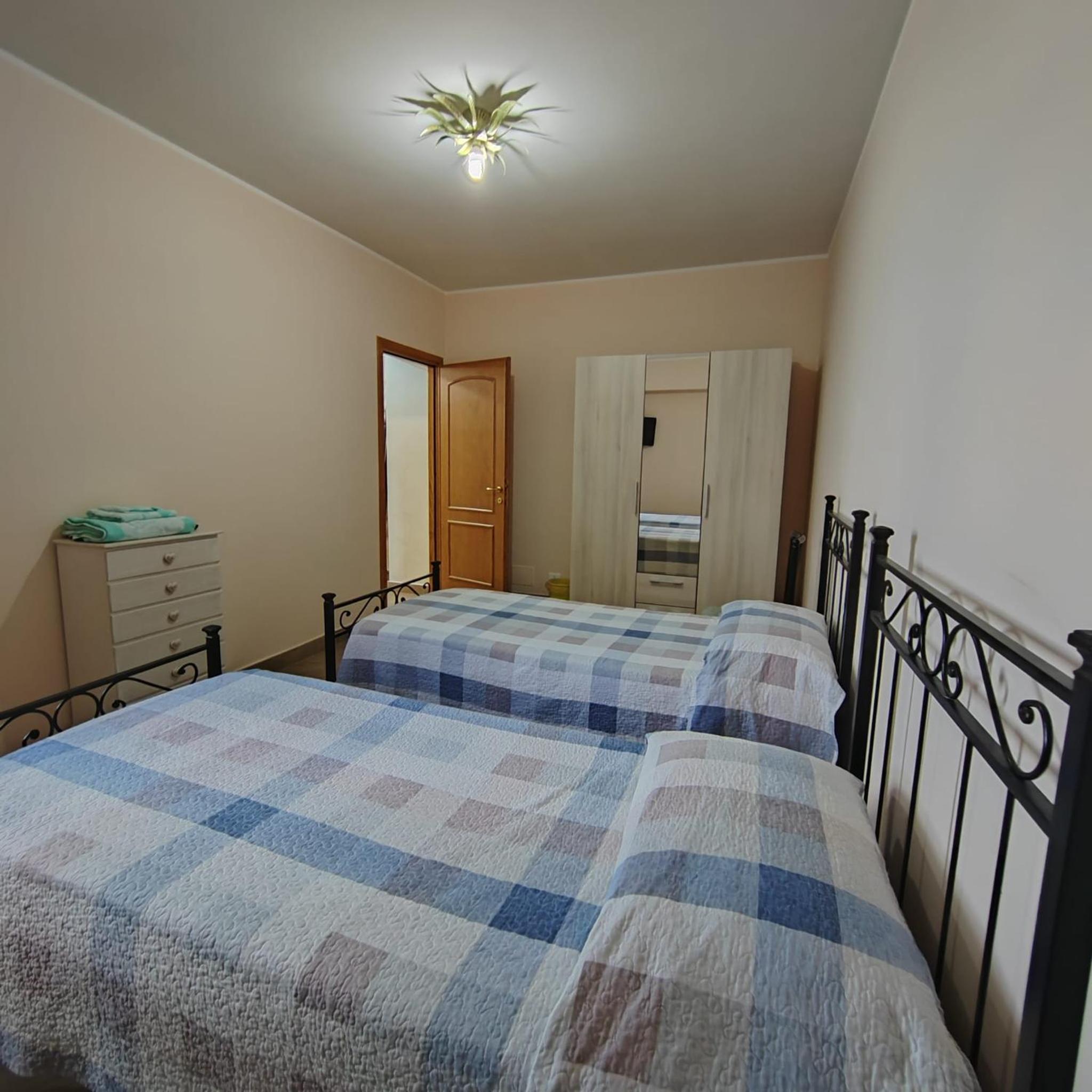 Double or Twin Room with Private Bathroom - Photo 37