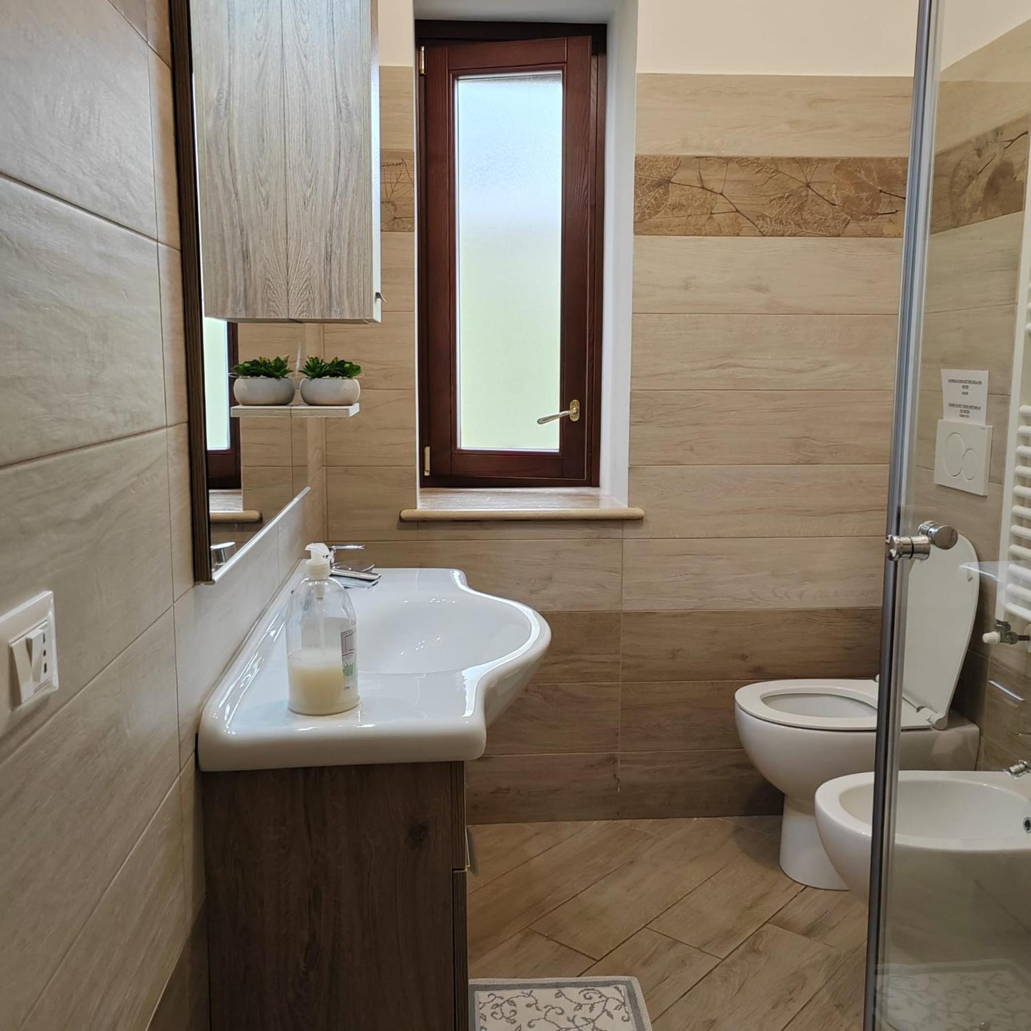 Double or Twin Room with Private Bathroom - Photo 50