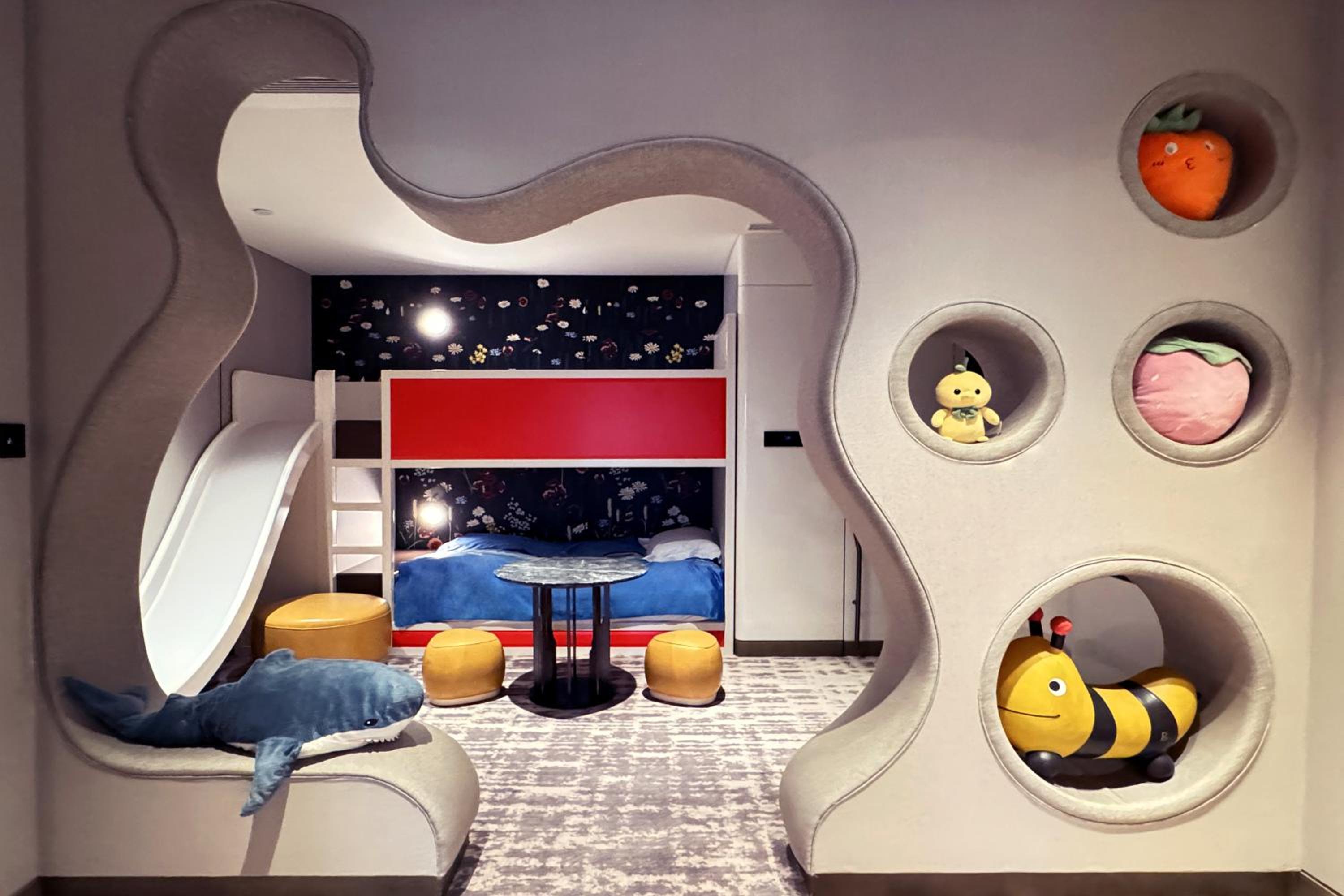 One-Bedroom King Suite with Kid Bed - Kids Theme - Photo 7