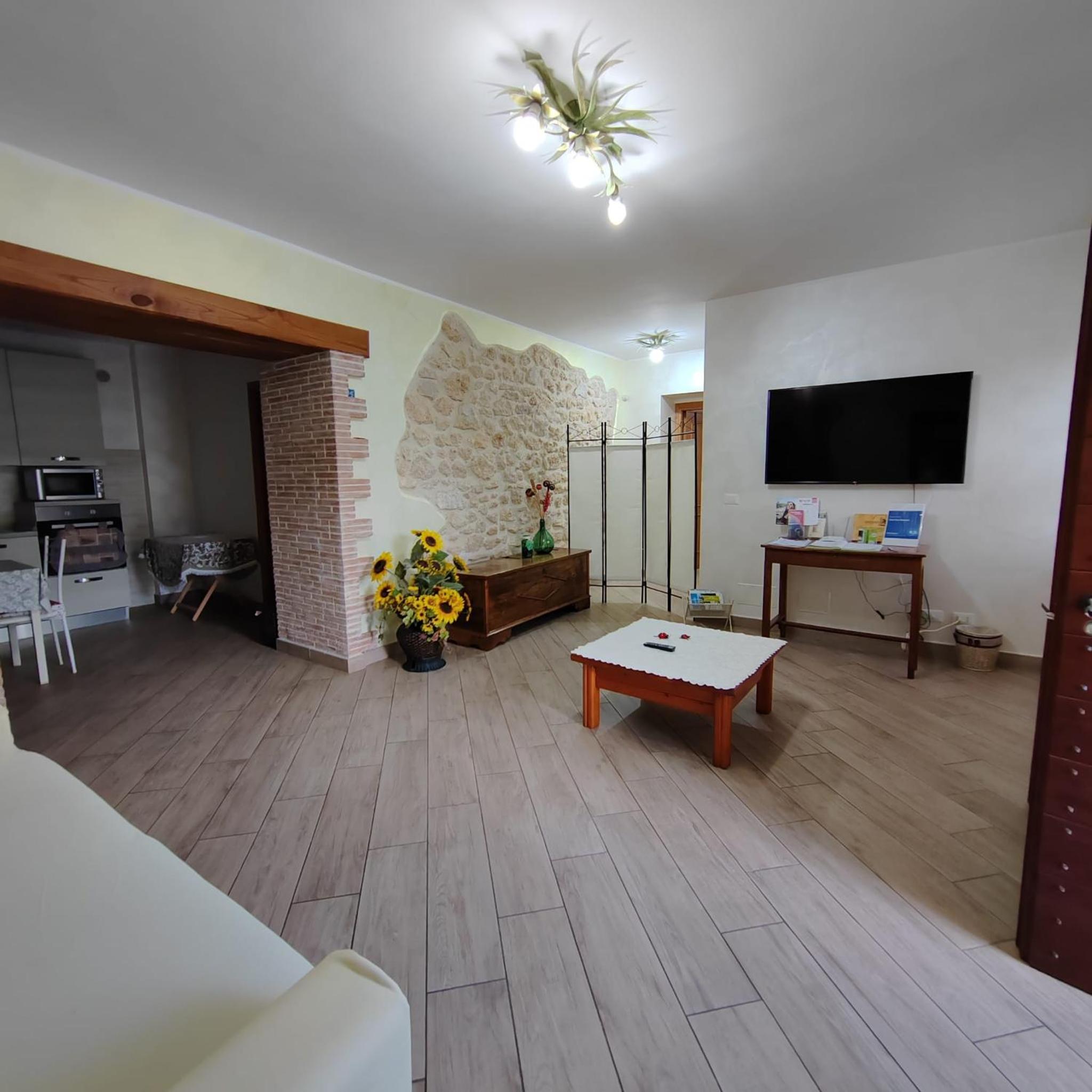 Double or Twin Room with Private Bathroom - Photo 8