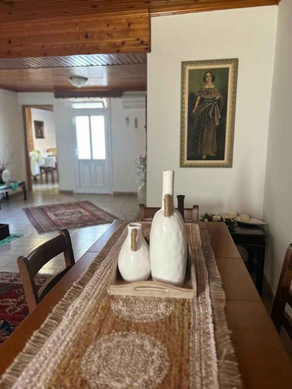 Five-Bedroom House photo 2