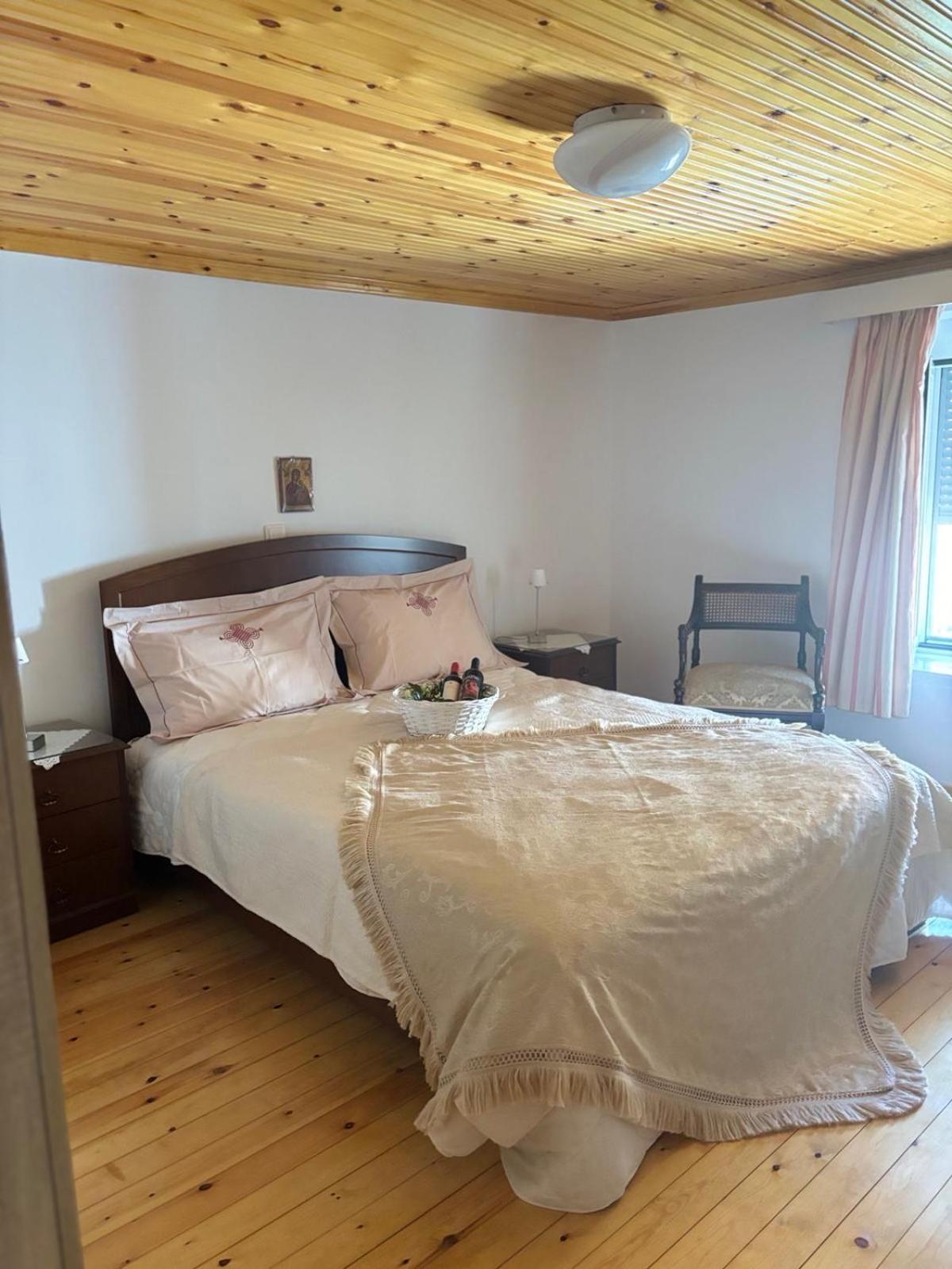 Five-Bedroom House photo 1