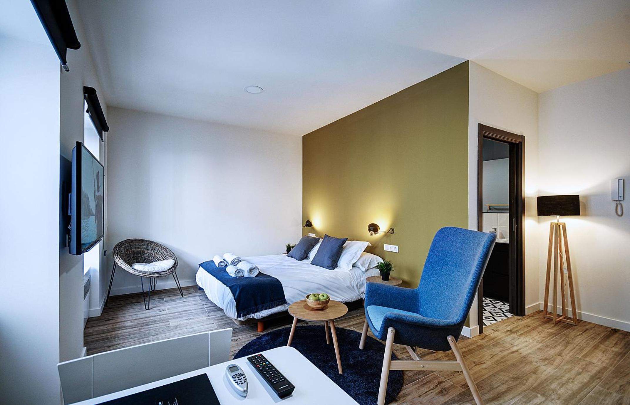 Studio Apartment - Photo 1