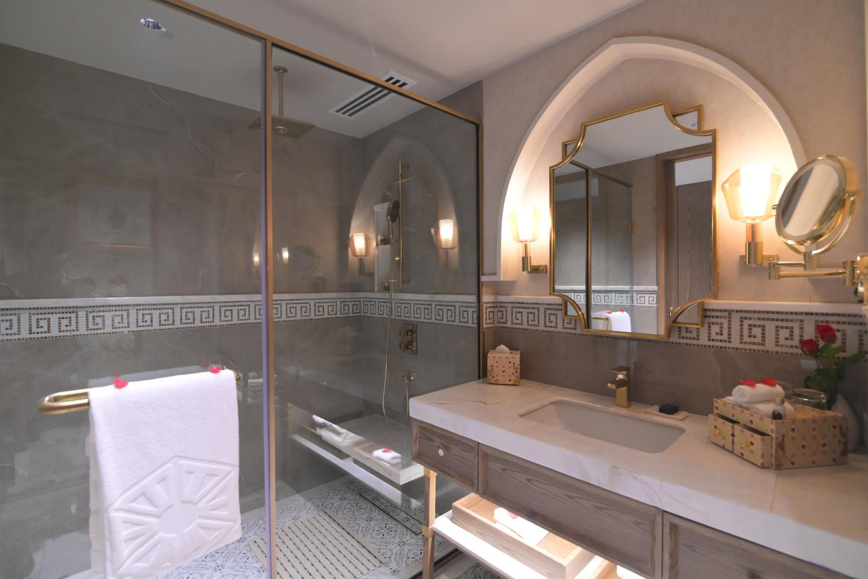 Luxury Room King Bed with 15% discount on food, beverages, laundry and spa - Photo 4