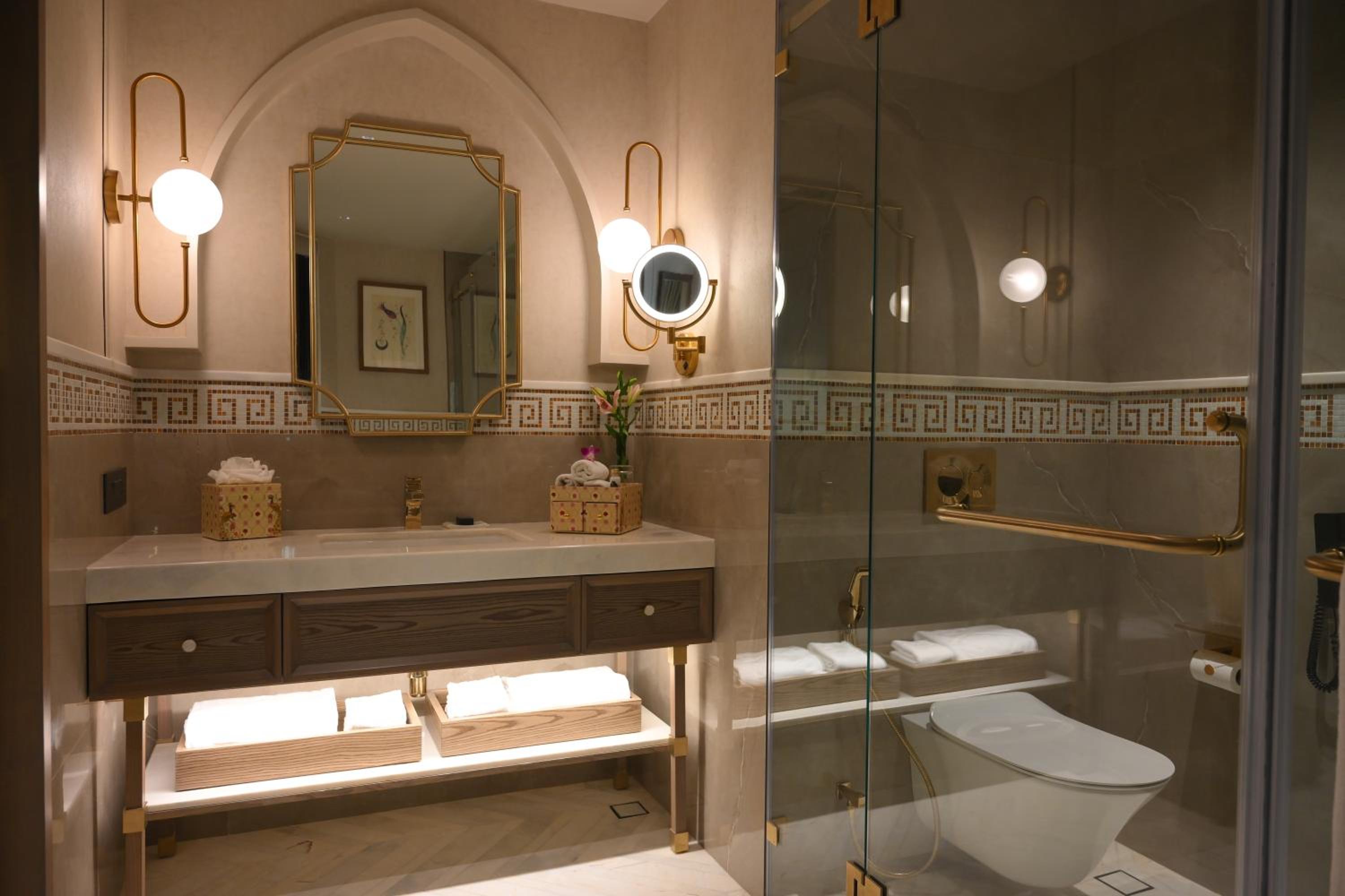 Taj Club Room King Bed with 15% discount on food, beverages, laundry and spa - Photo 2