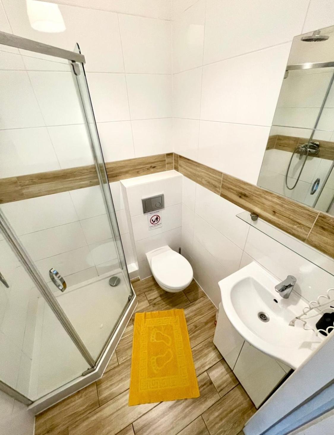 Deluxe Double Room with Balcony - Photo 9