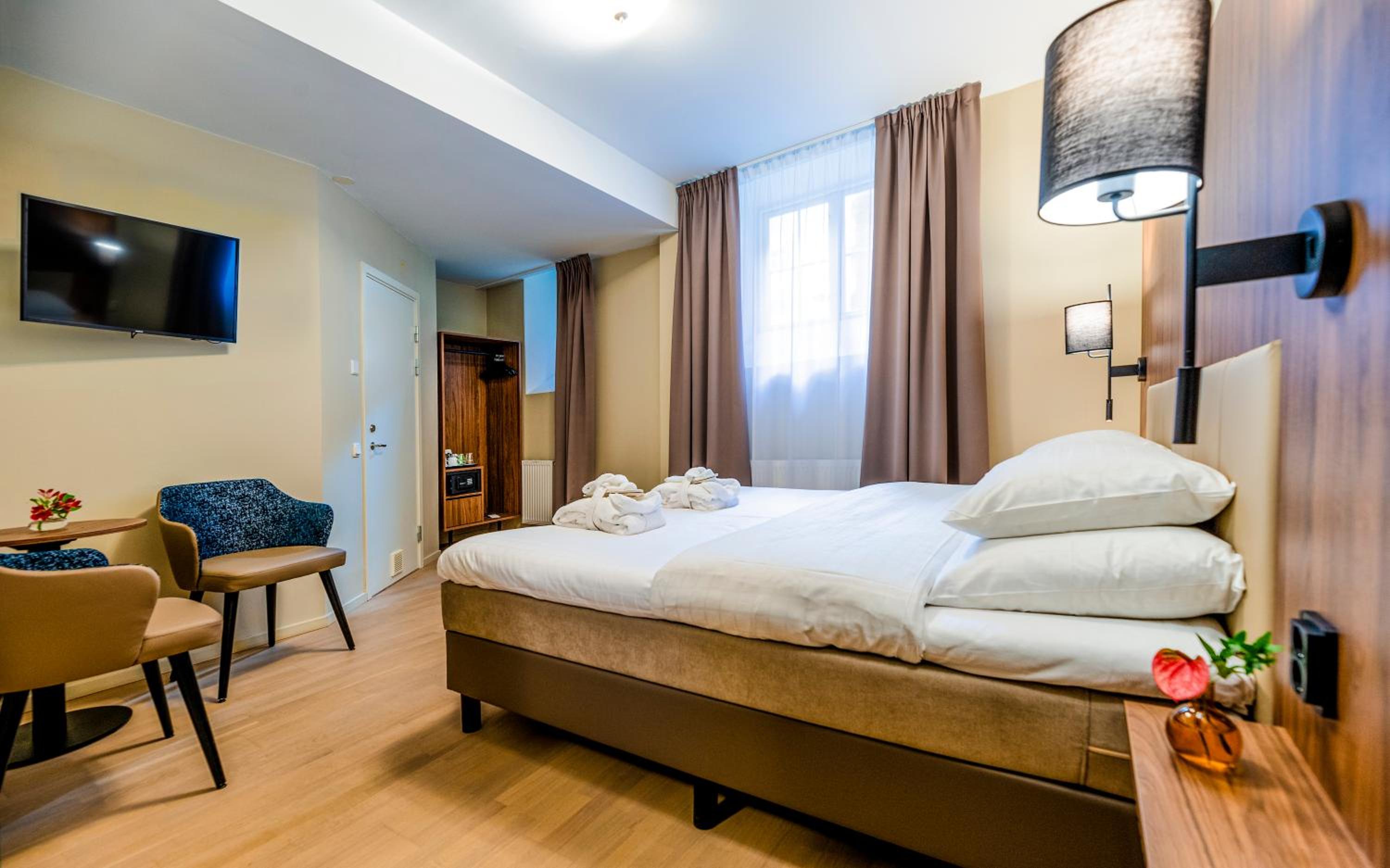 Double Room with No Window - Photo 7