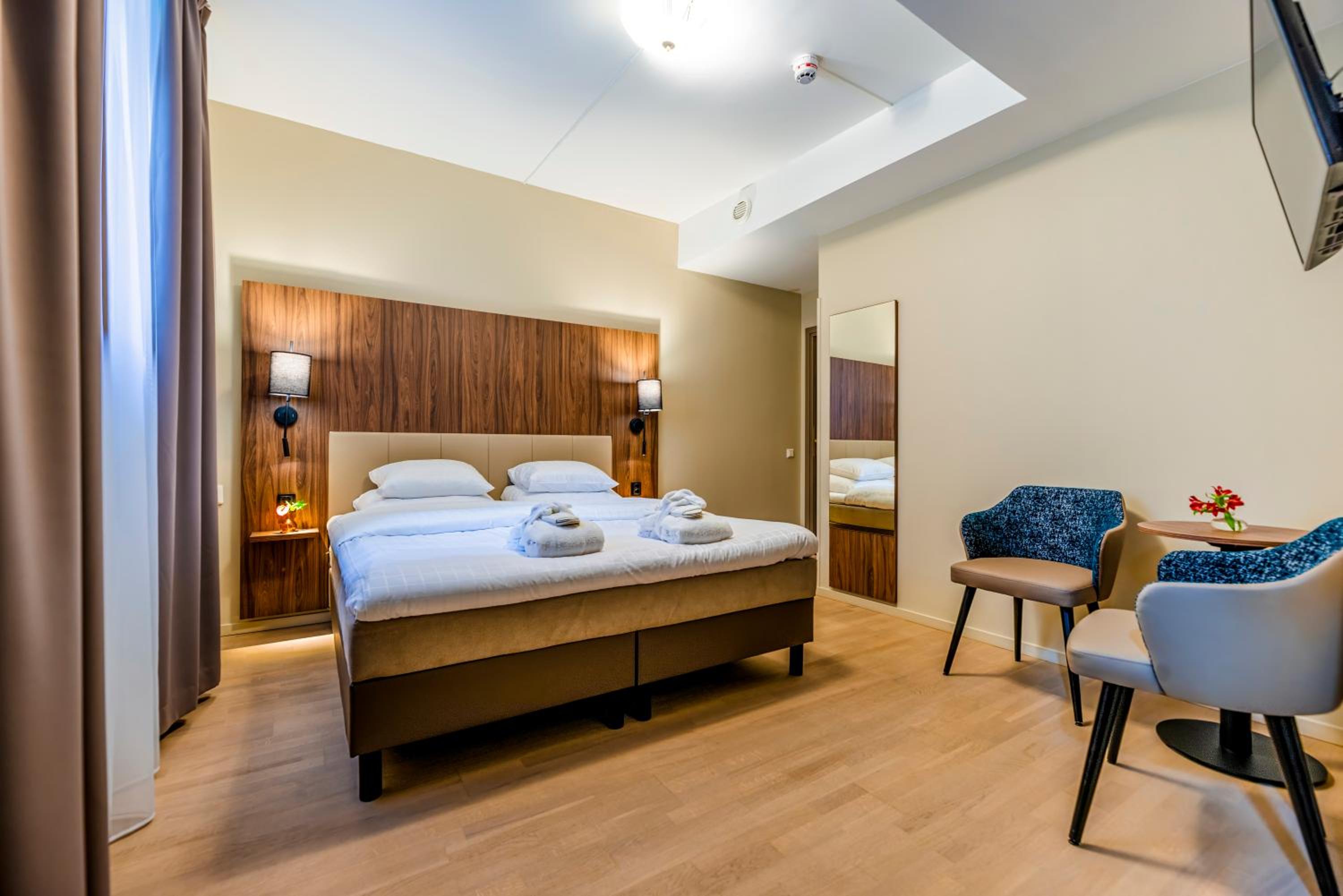Double Room with No Window - Photo 8