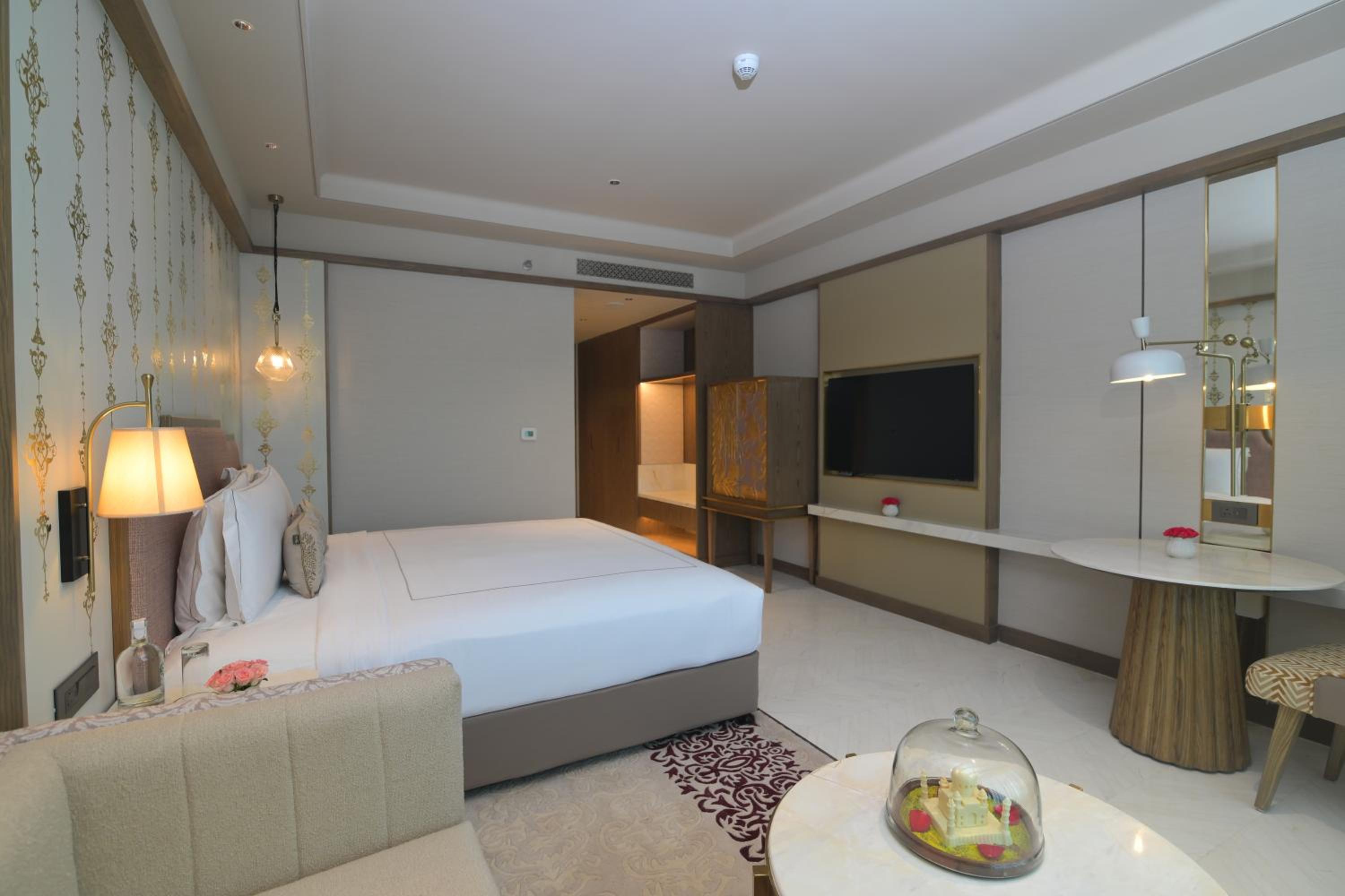 Luxury Room King Bed with 15% discount on food, beverages, laundry and spa - Photo 2