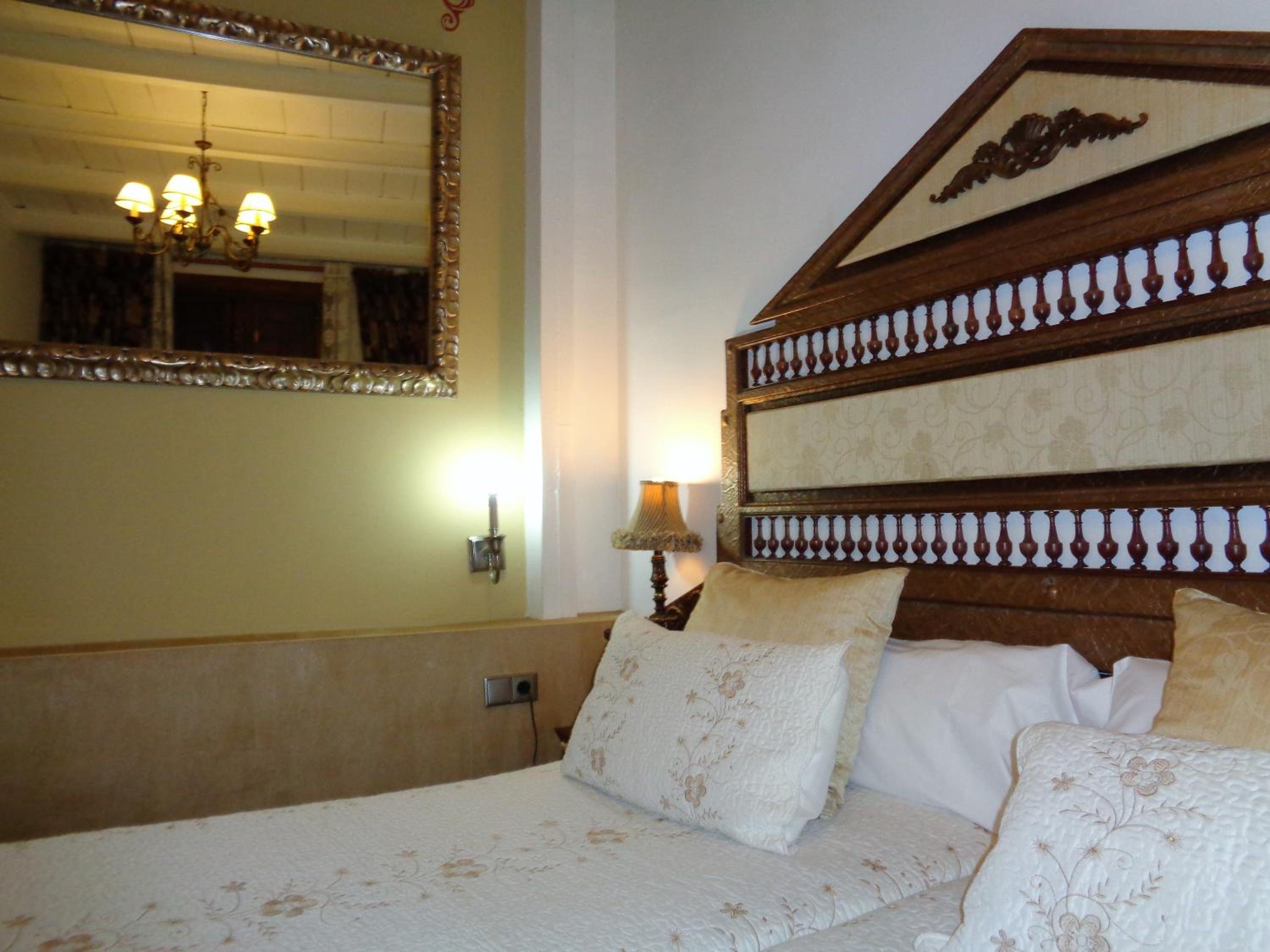 Charm Double Room - Photo 2