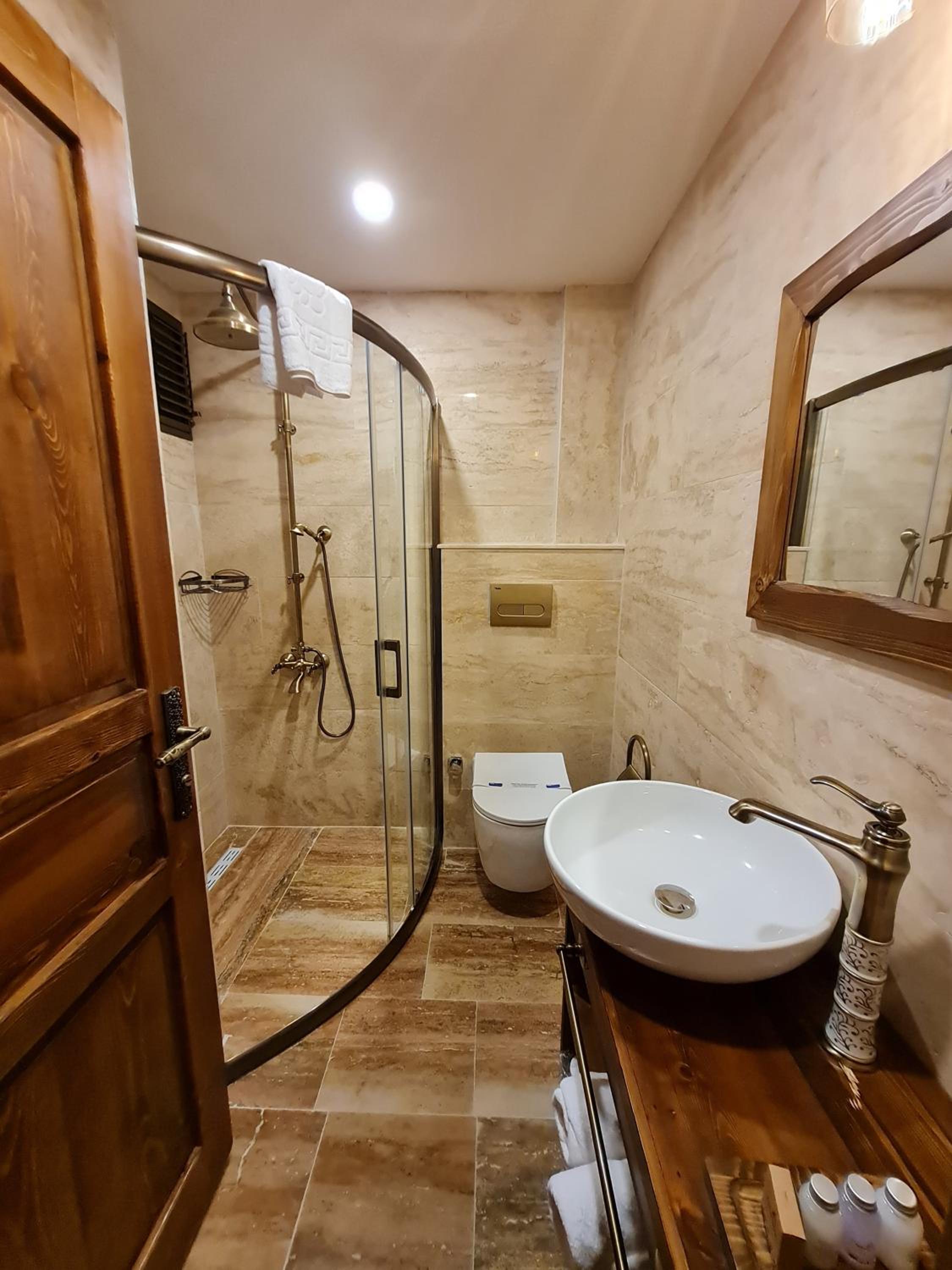 Deluxe Double Room with Balcony - Photo 9