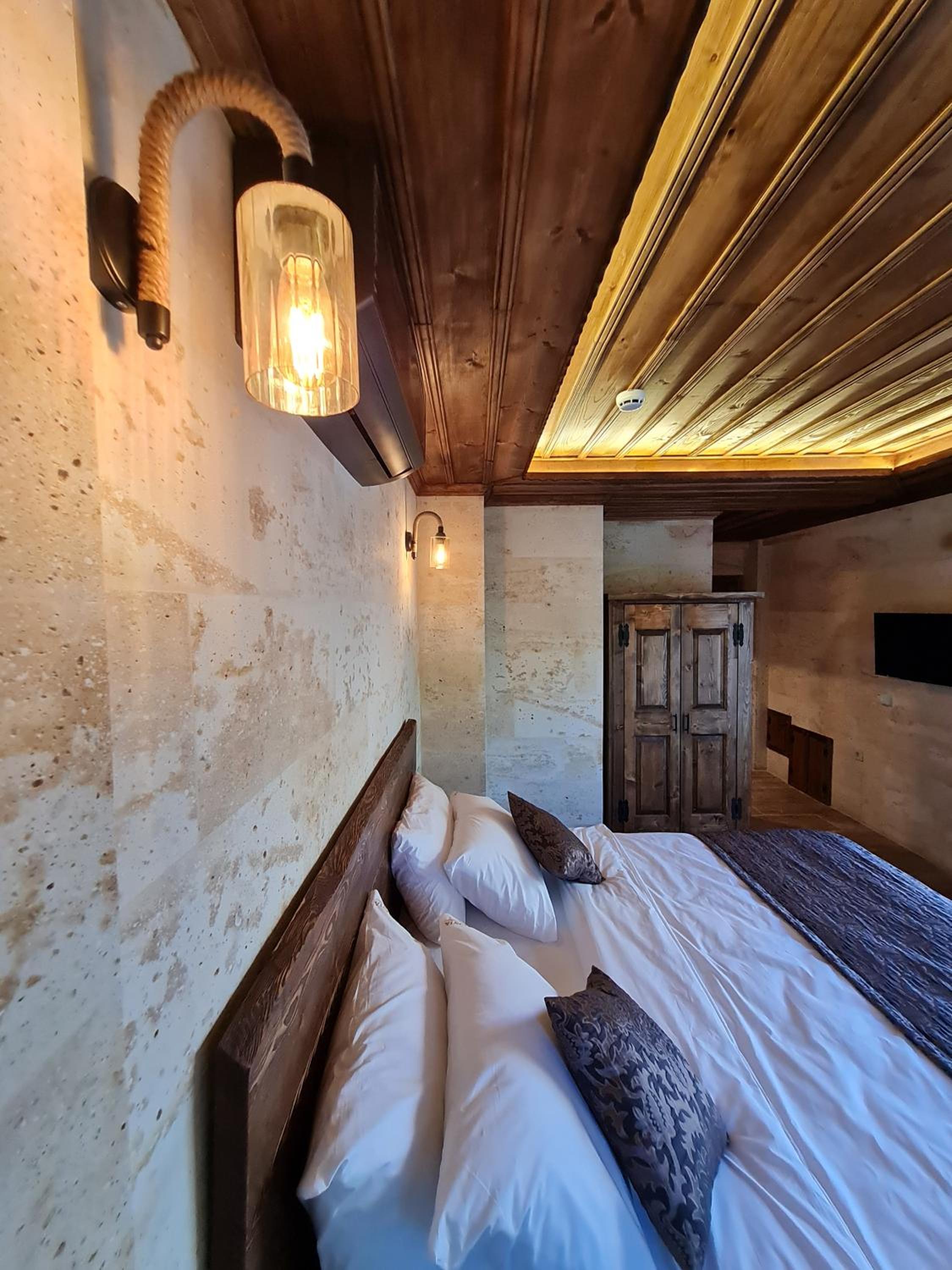 Deluxe Double Room with Balcony - Photo 6