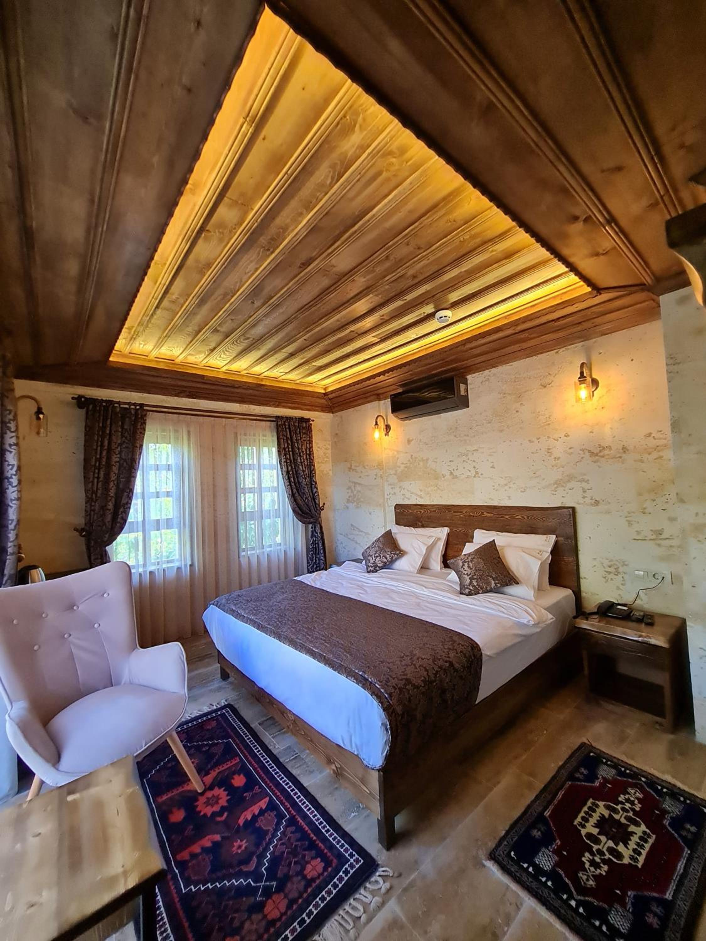 Deluxe Double Room with Balcony - Photo 5