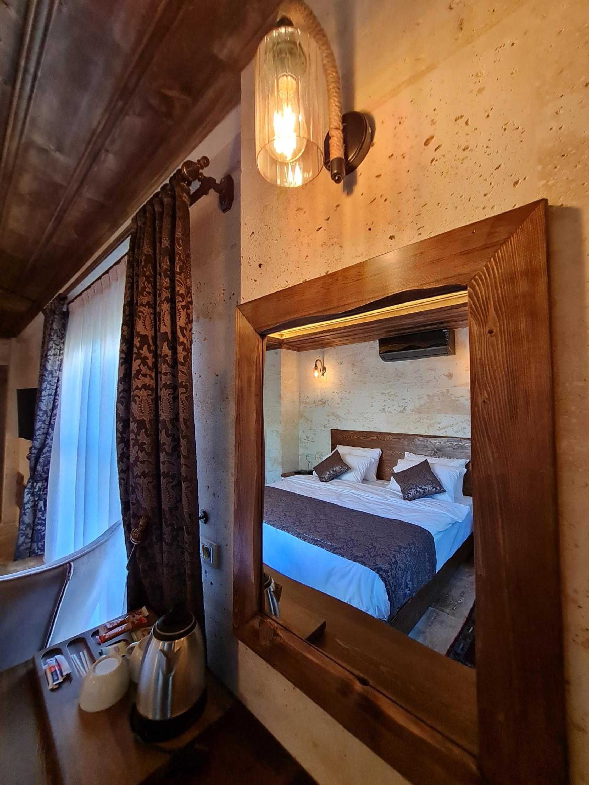 Deluxe Double Room with Balcony - Photo 7