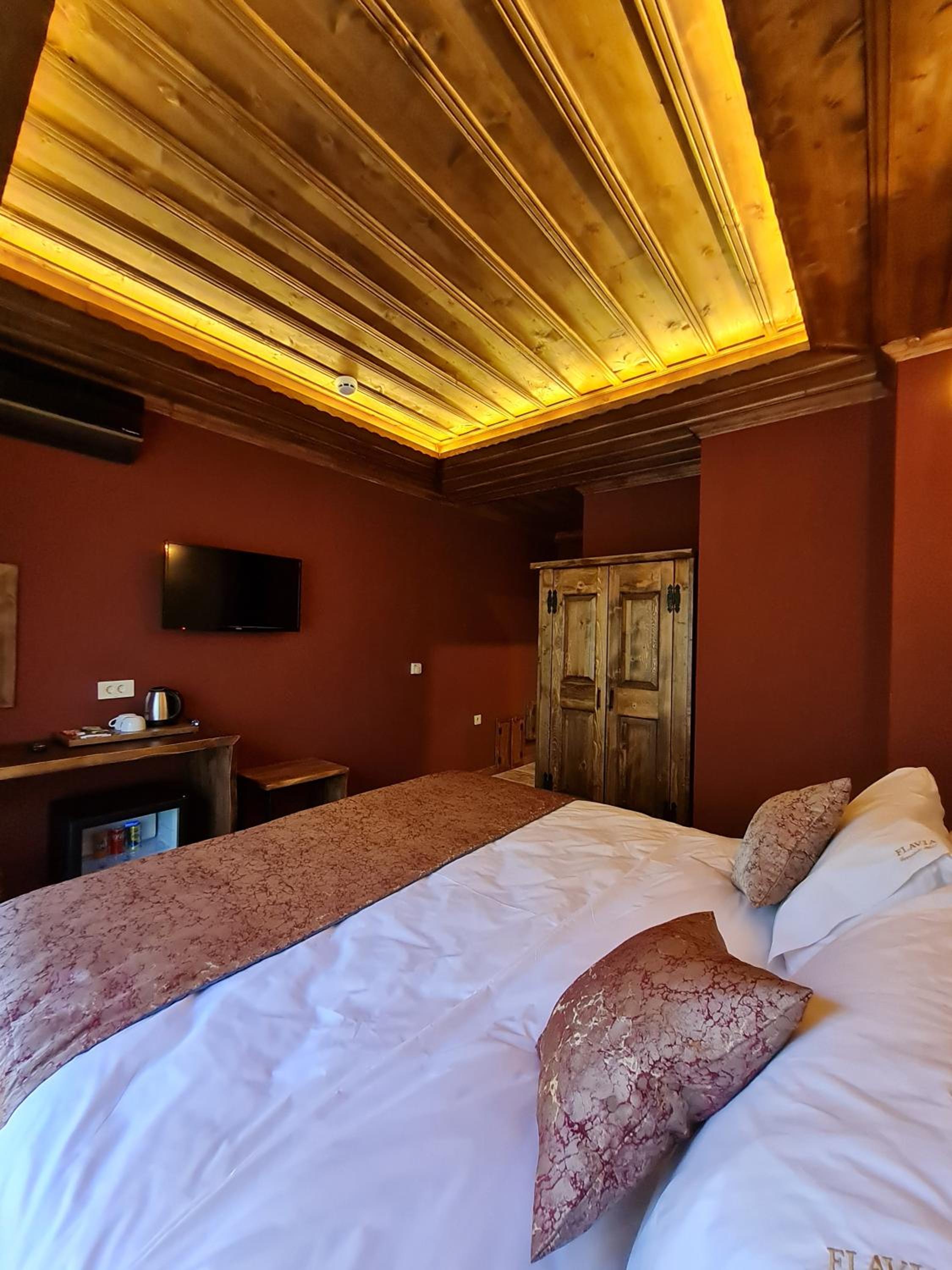 Deluxe Double Room with Balcony - Photo 3