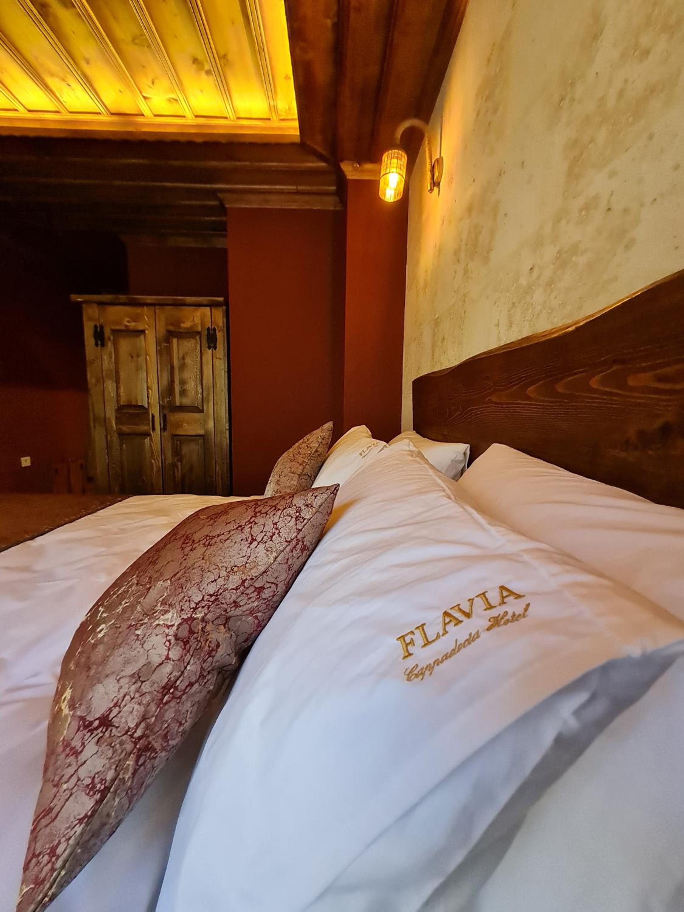 Deluxe Double Room with Balcony - Photo 11