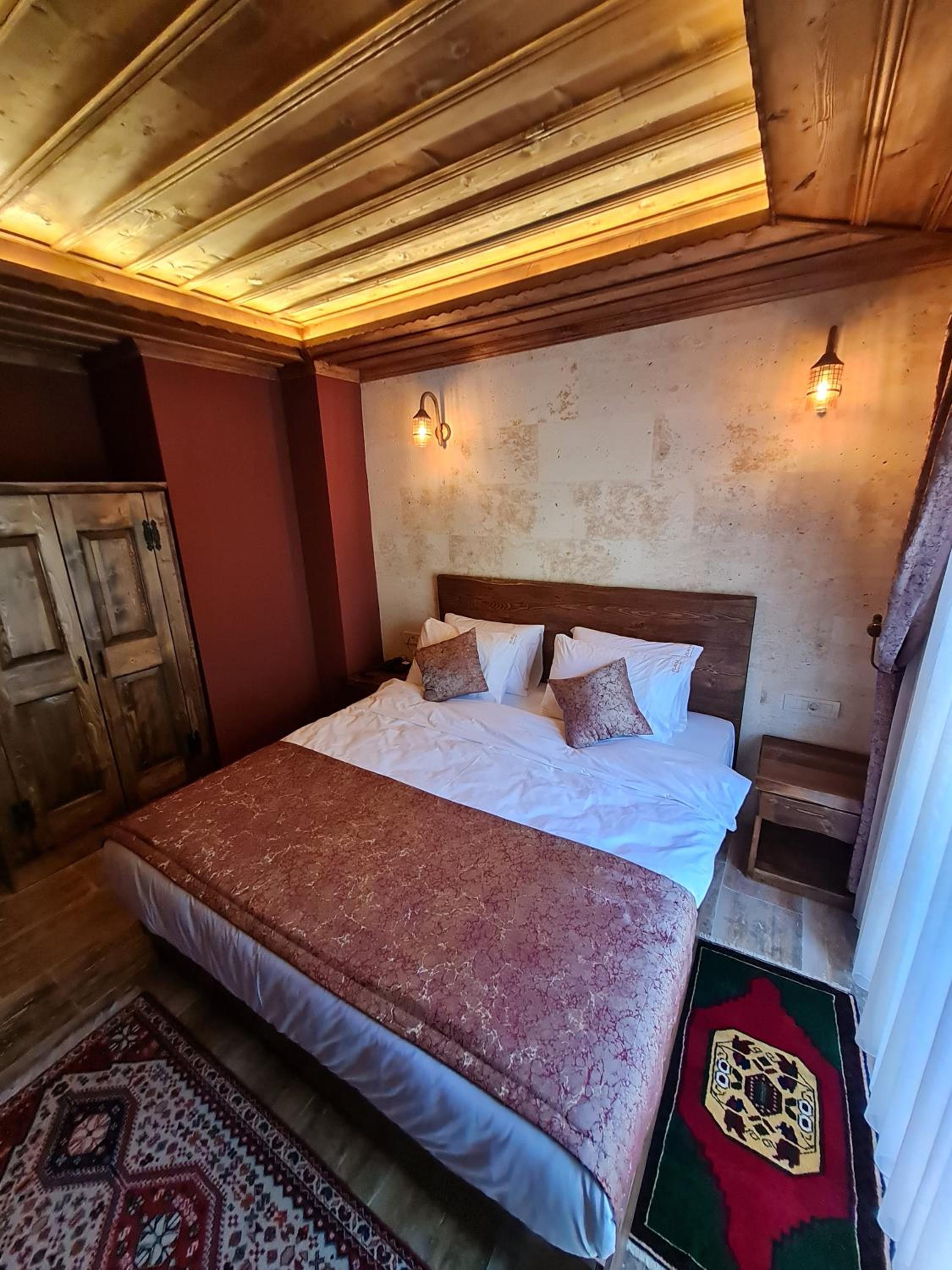 Deluxe Double Room with Balcony - Photo 14