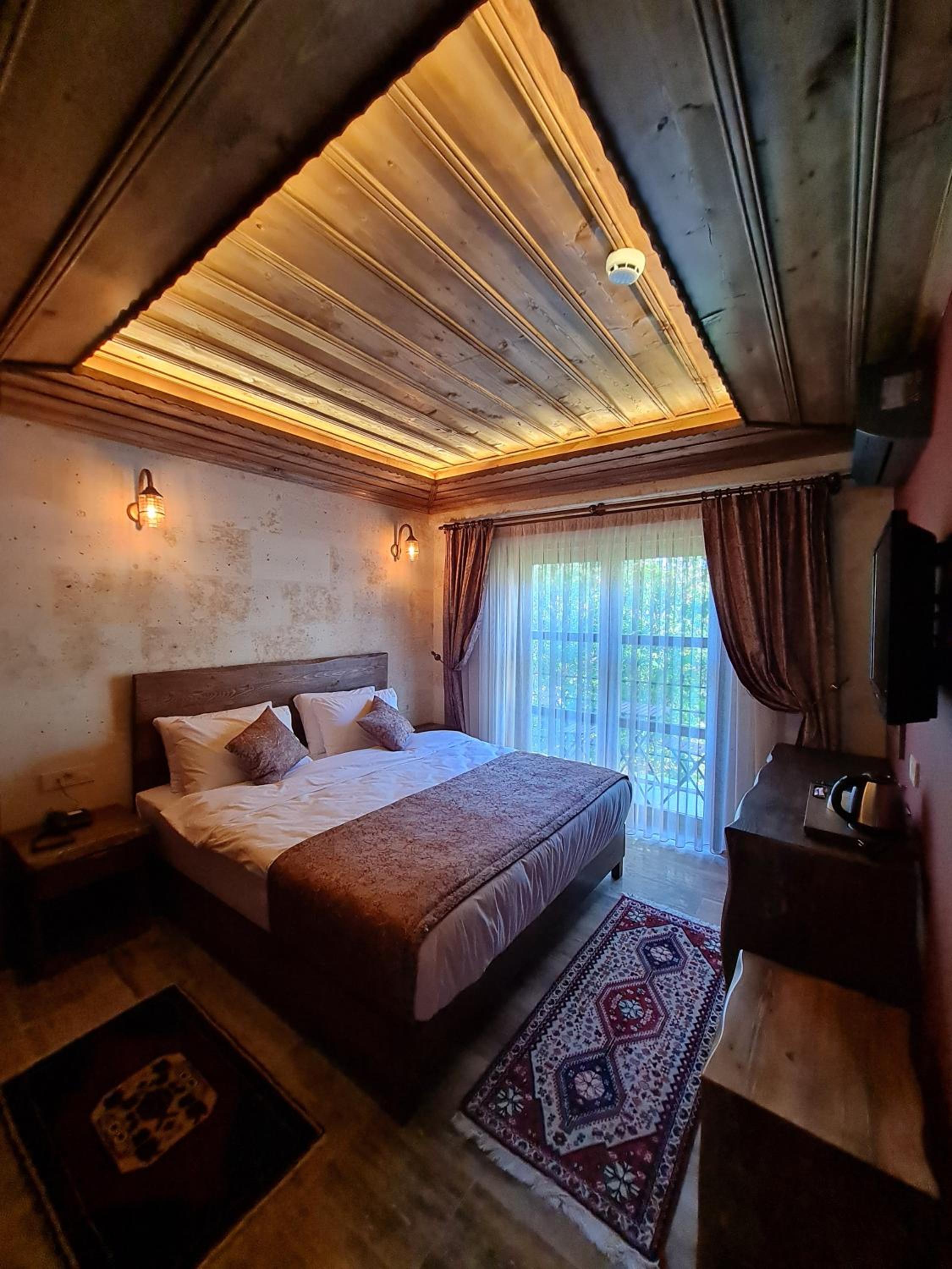 Deluxe Double Room with Balcony - Photo 15