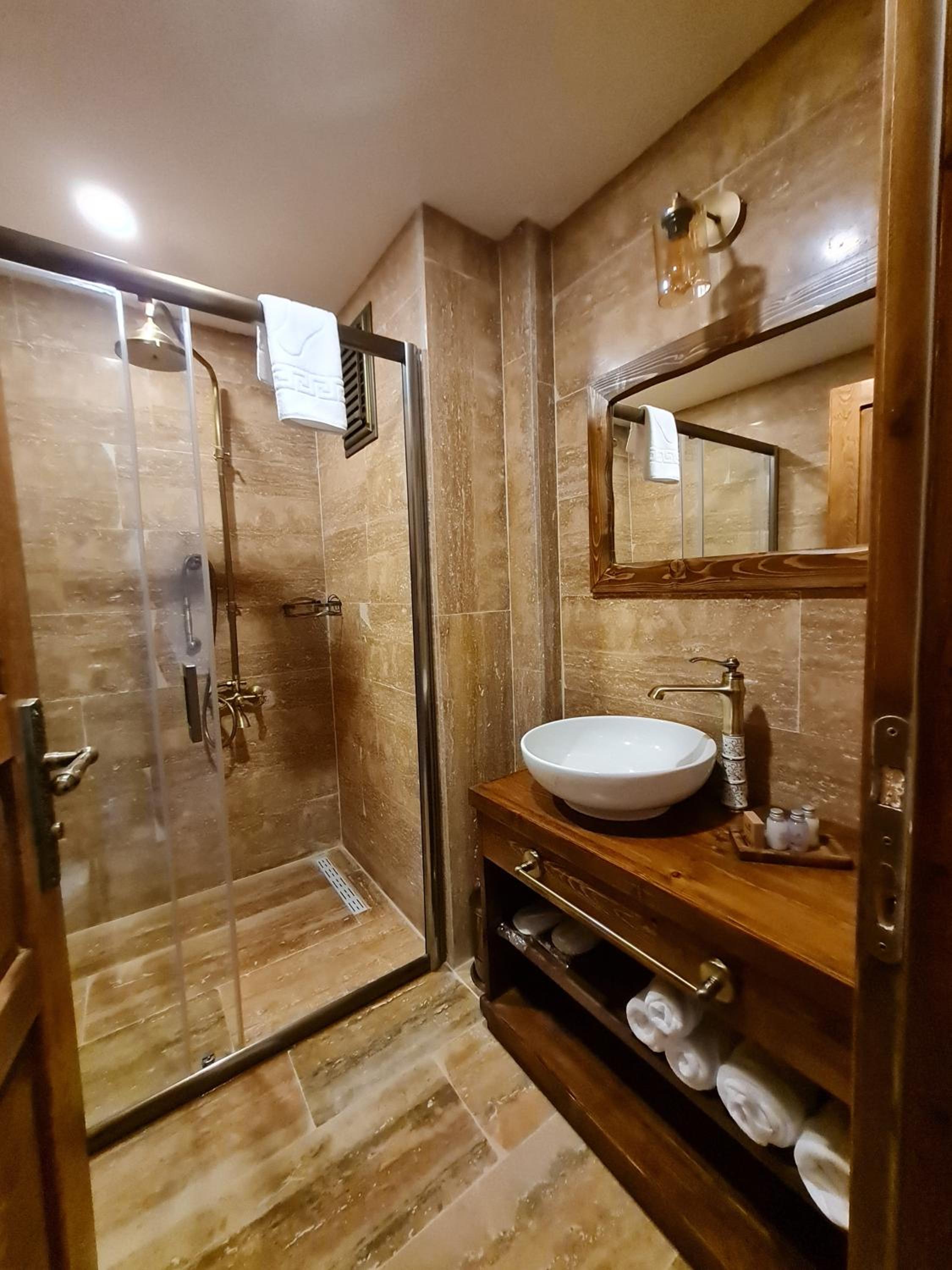 Double Room with Balcony - Photo 6