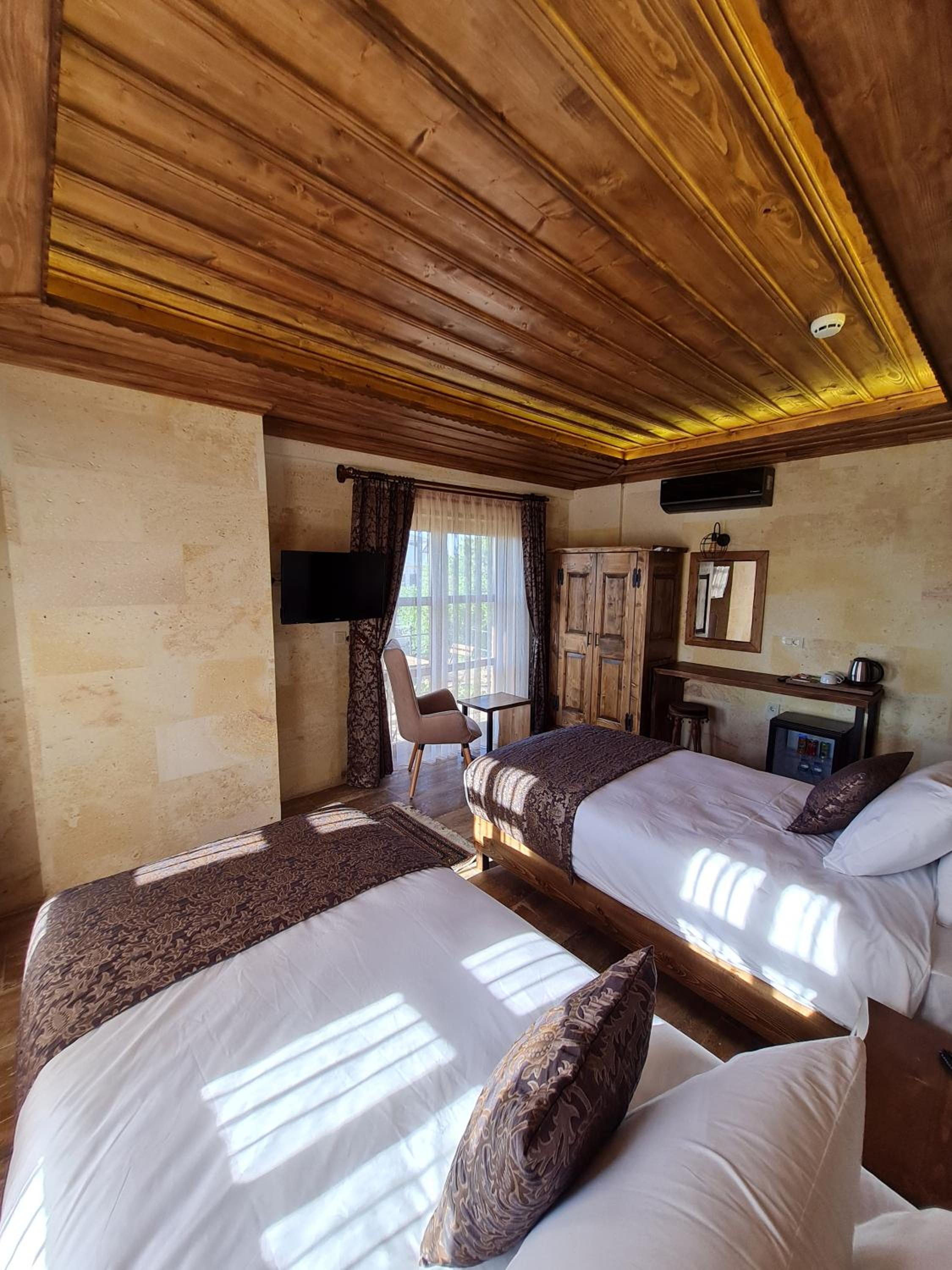 Double Room with Balcony - Photo 2