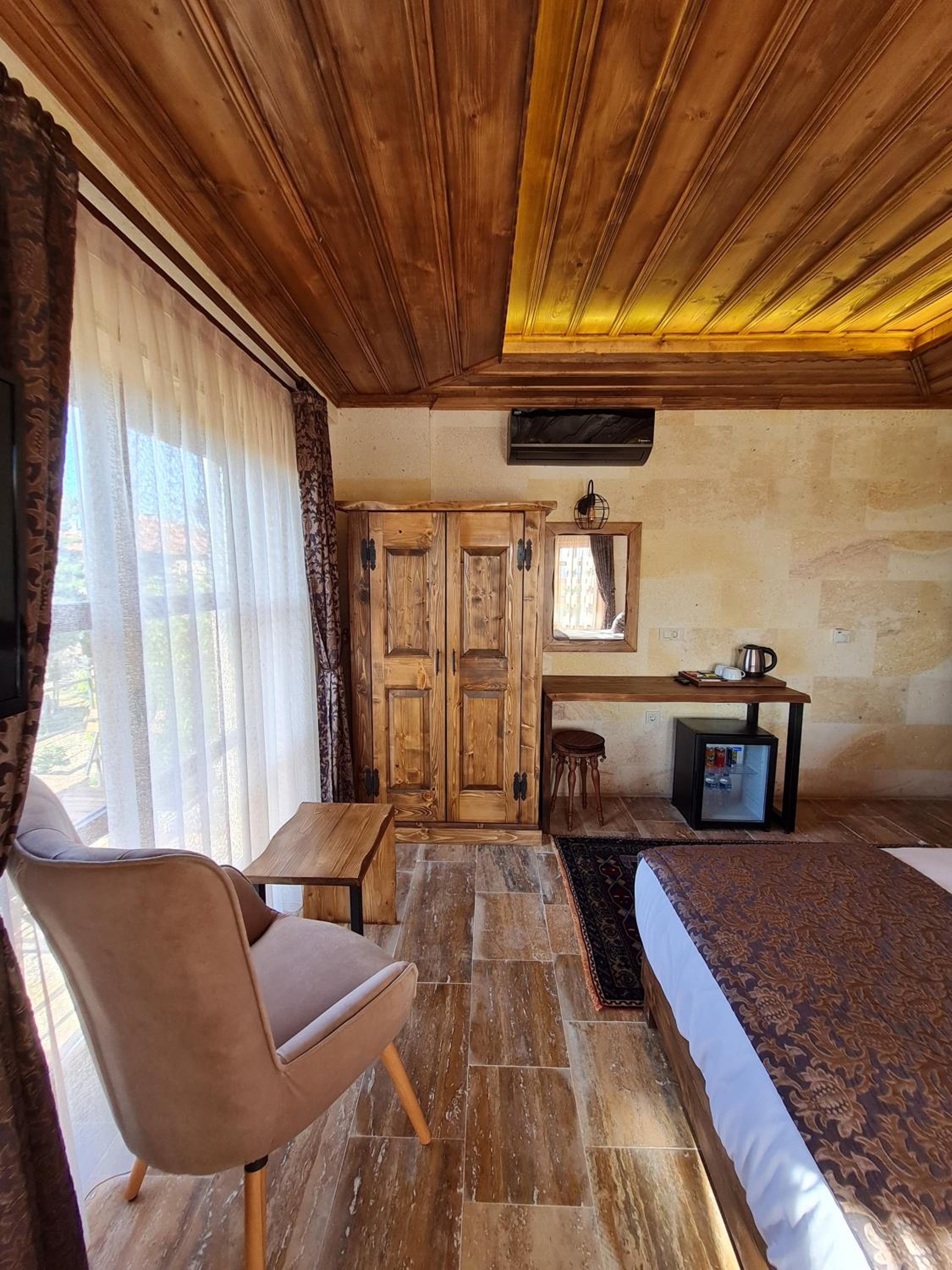 Double Room with Balcony - Photo 4