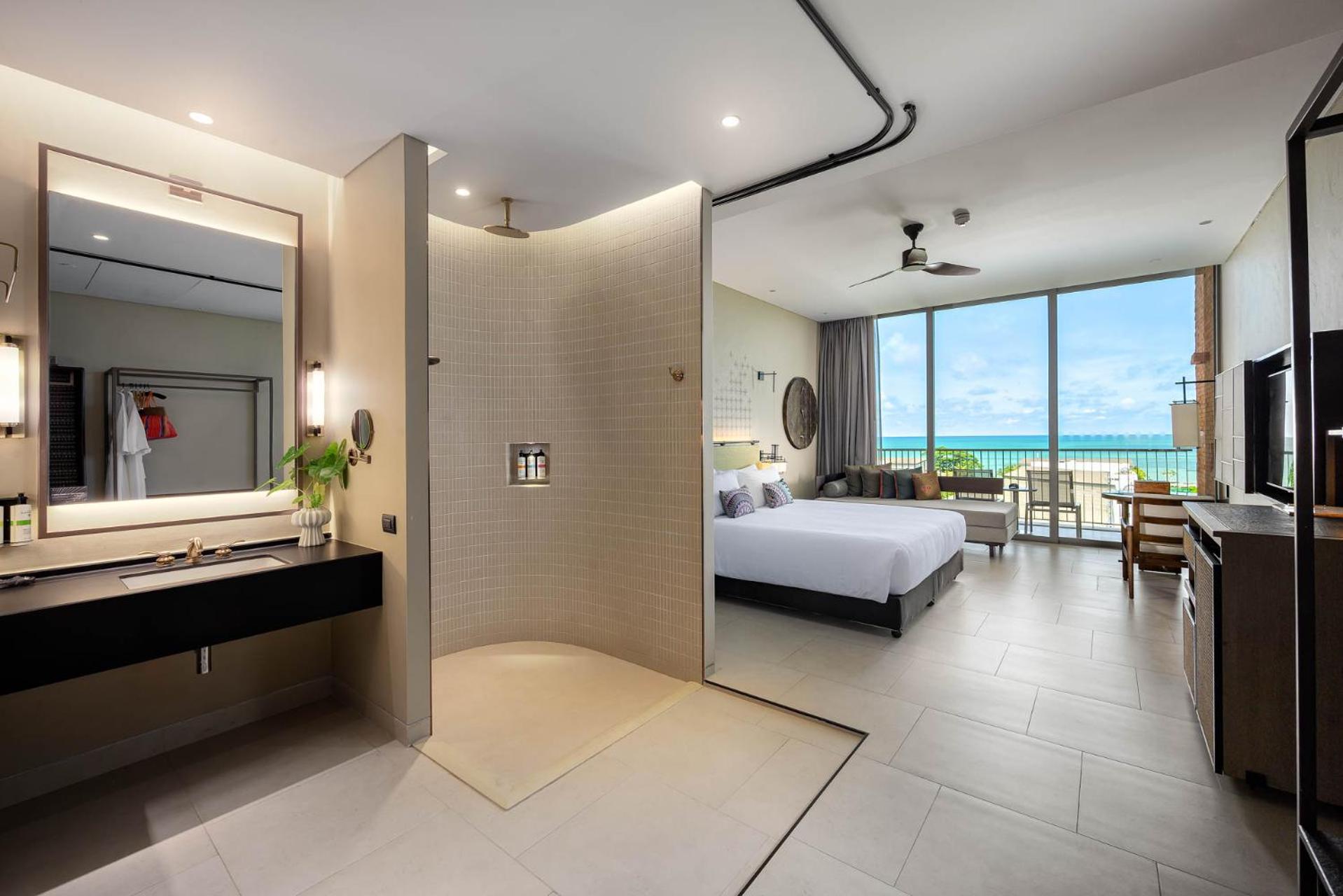 Deluxe King Room with Sea View - Photo 3