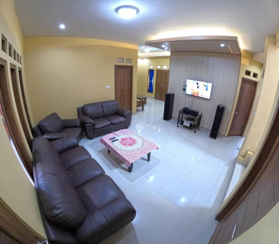 Five-Bedroom House photo 1