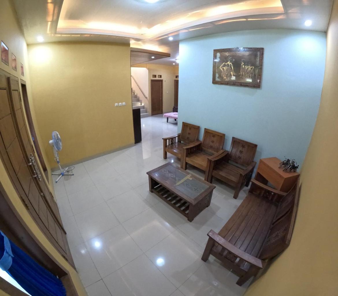 Five-Bedroom House photo 2