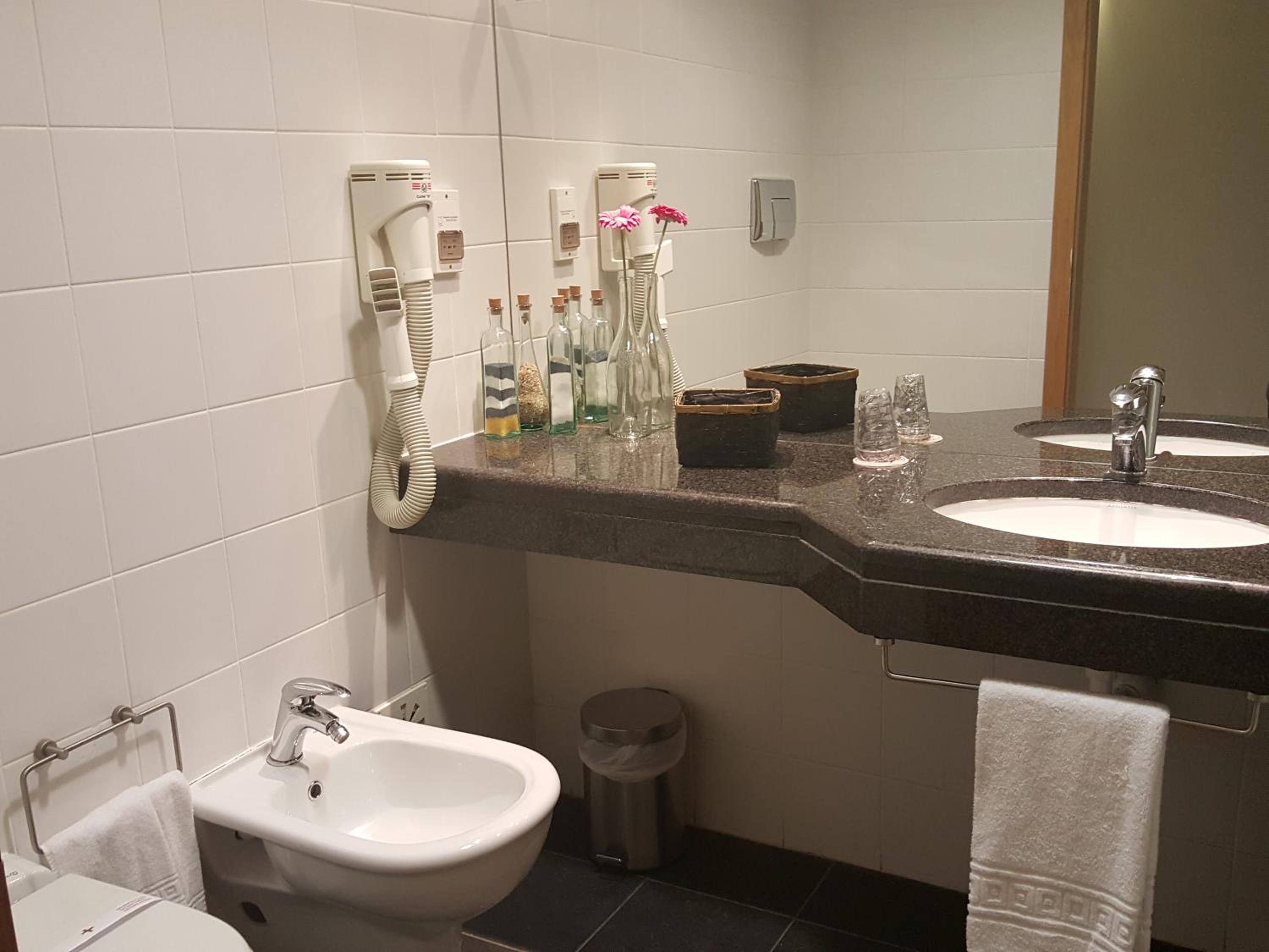 Twin Room - Photo 3