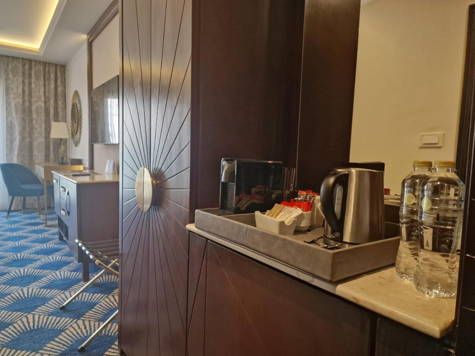 Executive Double Room with Pool View thumbnail 5