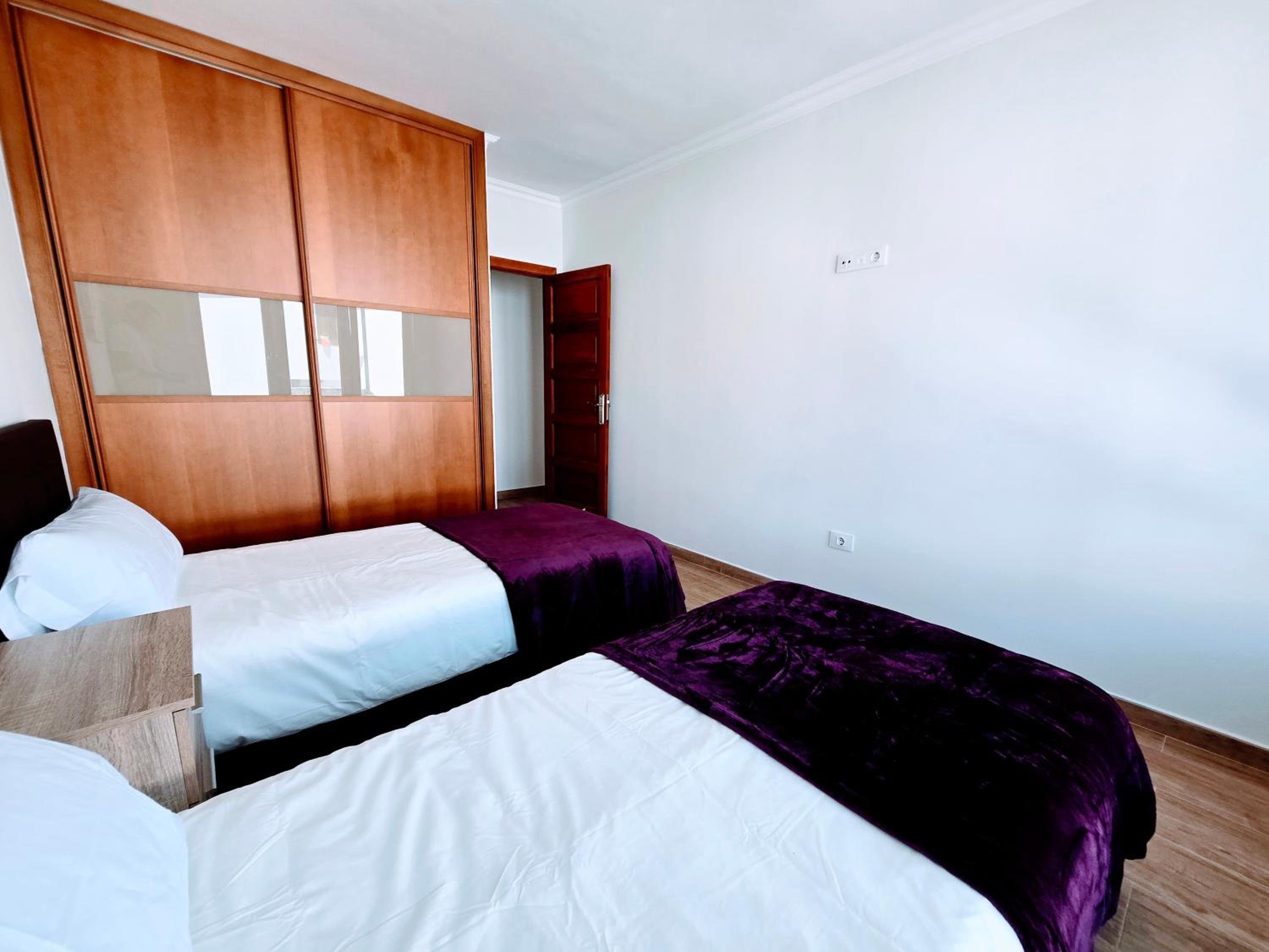 Apartamento de tres habitaciones con balcón