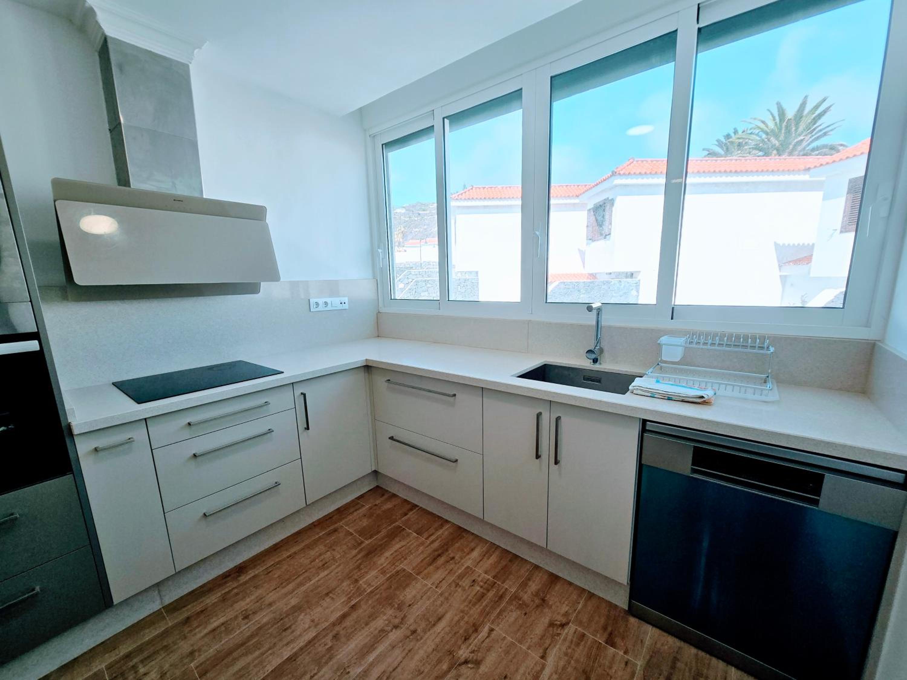 Three-Bedroom Apartment with Balcony photo 3