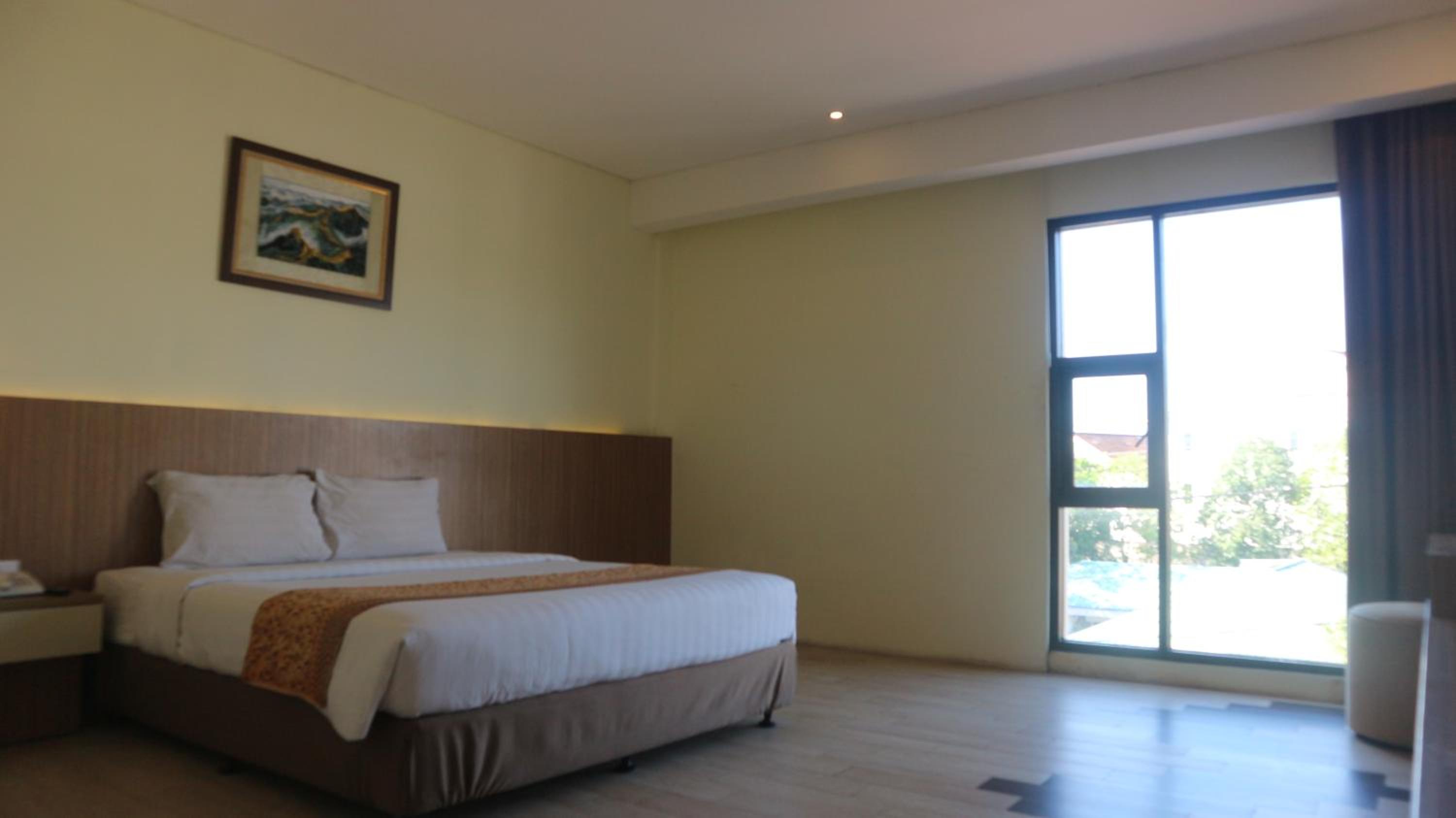 Grand Deluxe Room - 1 Queen Bed Balcony photo 2