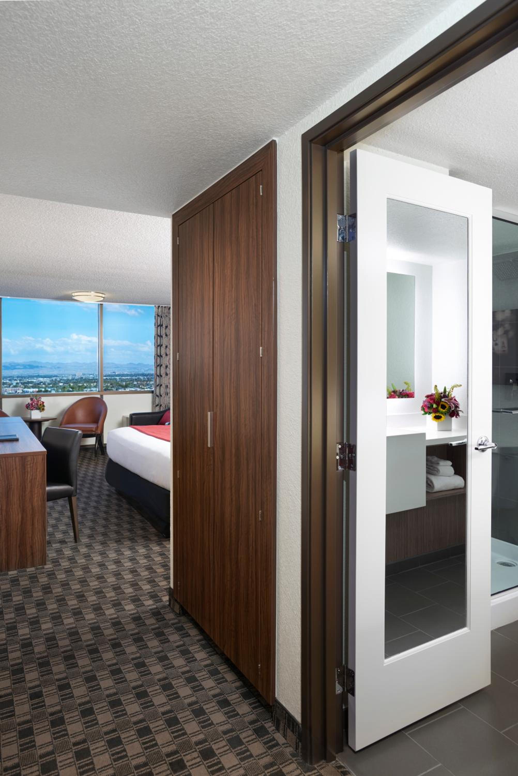 Premium King Room - Photo 4