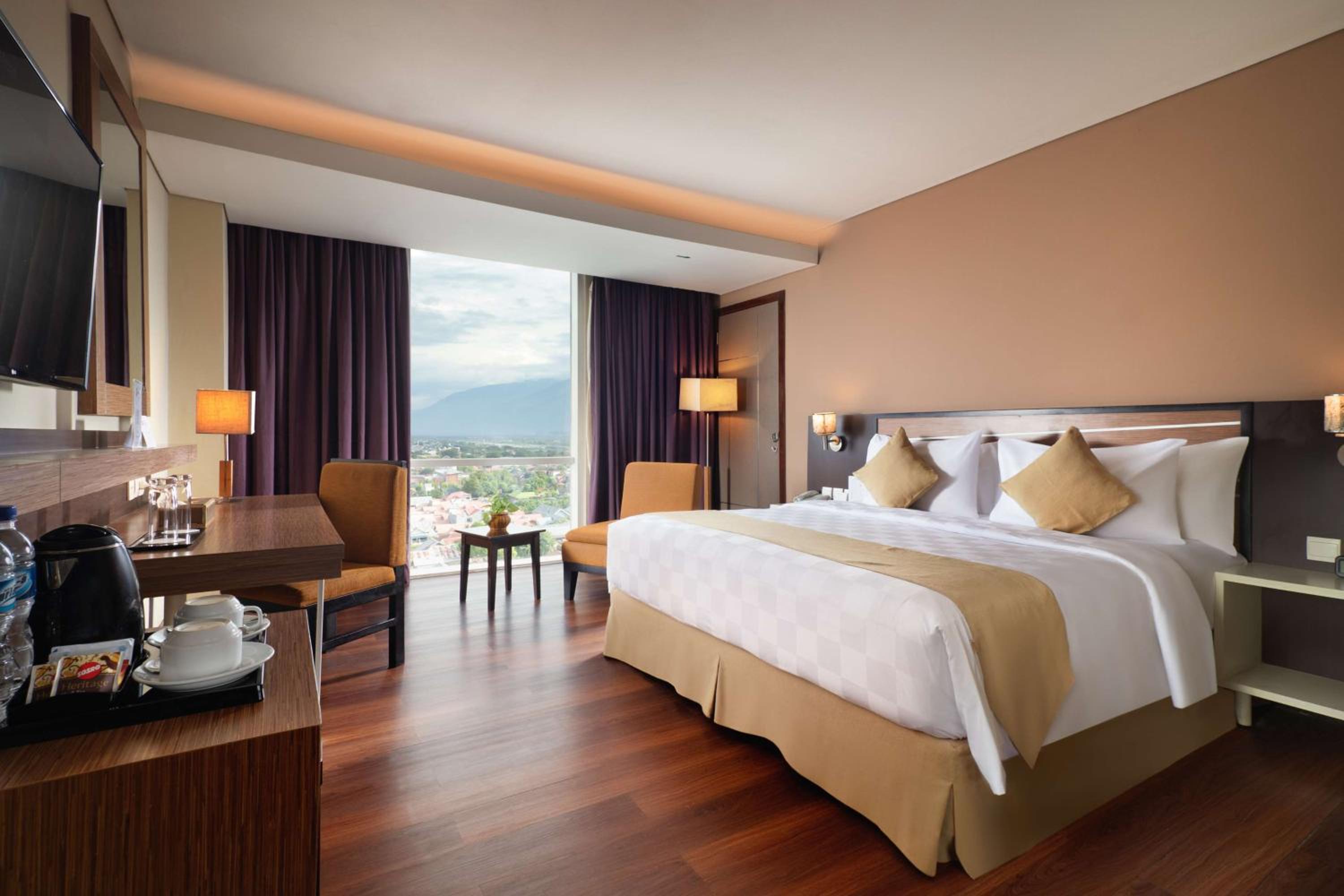 Superior Queen Room with City View - Non-Smoking photo 1