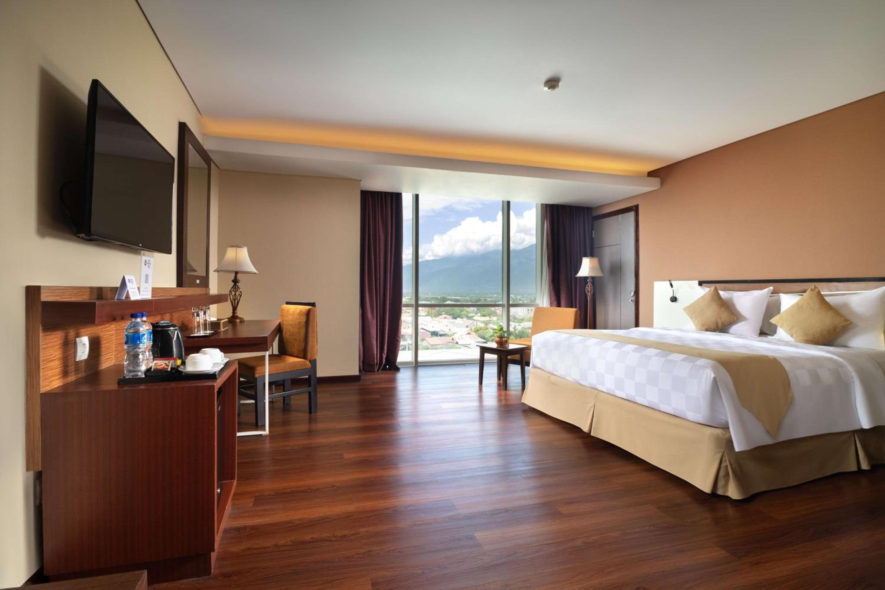 Deluxe Queen Room with City View - Non-Smoking photo 1