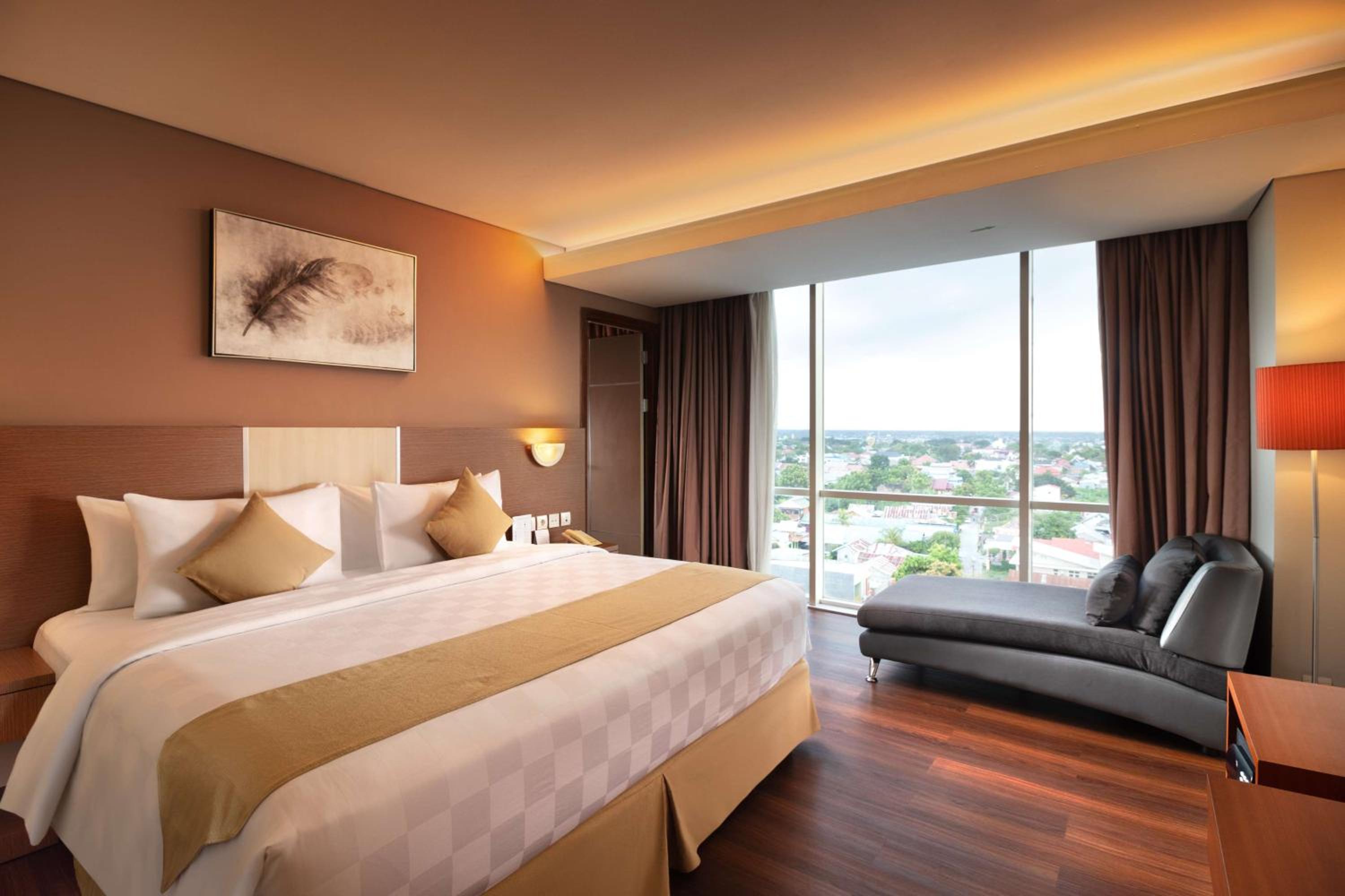 Executive King Suite with City View - Non-Smoking photo 2