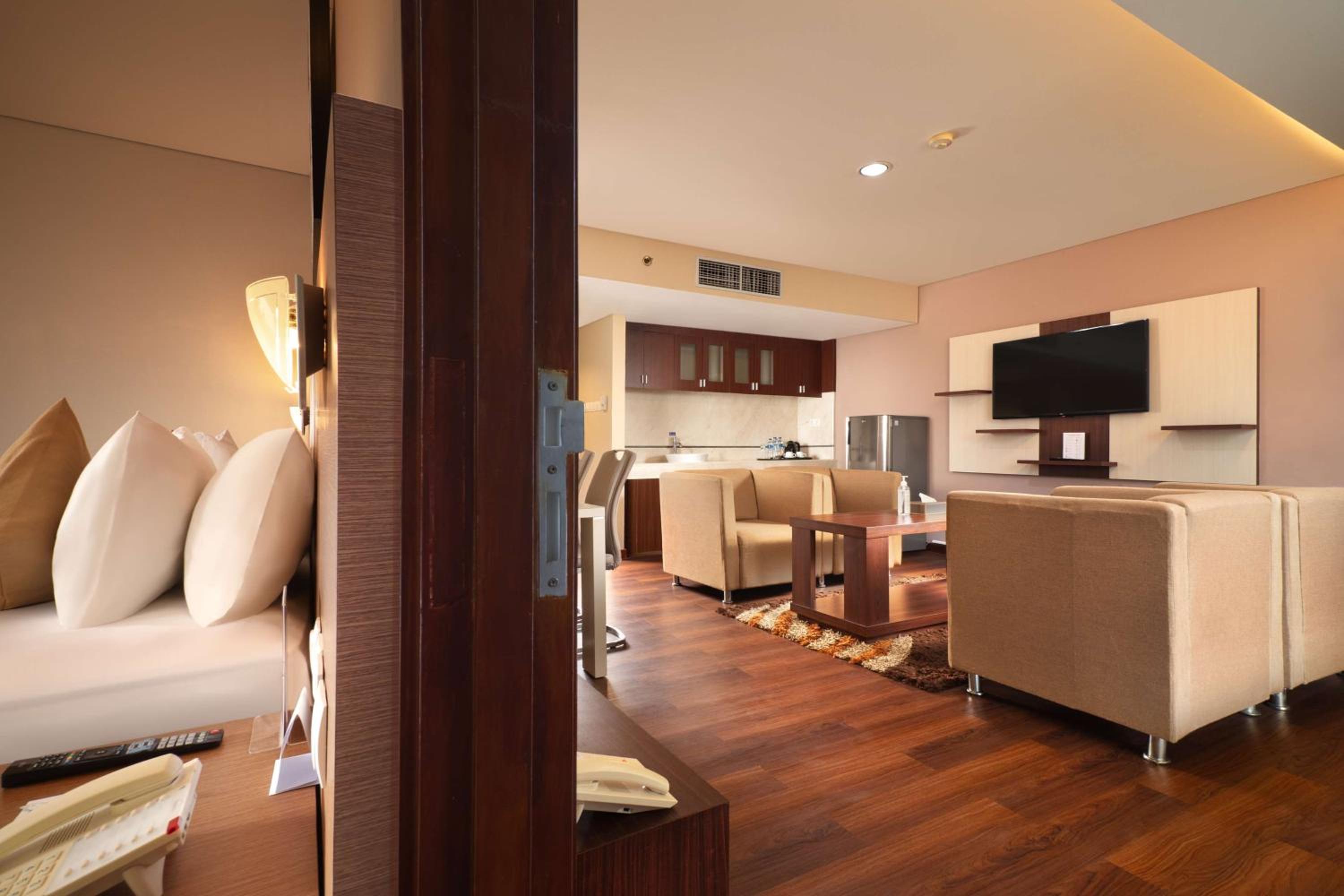 Executive King Suite with City View - Non-Smoking photo 1