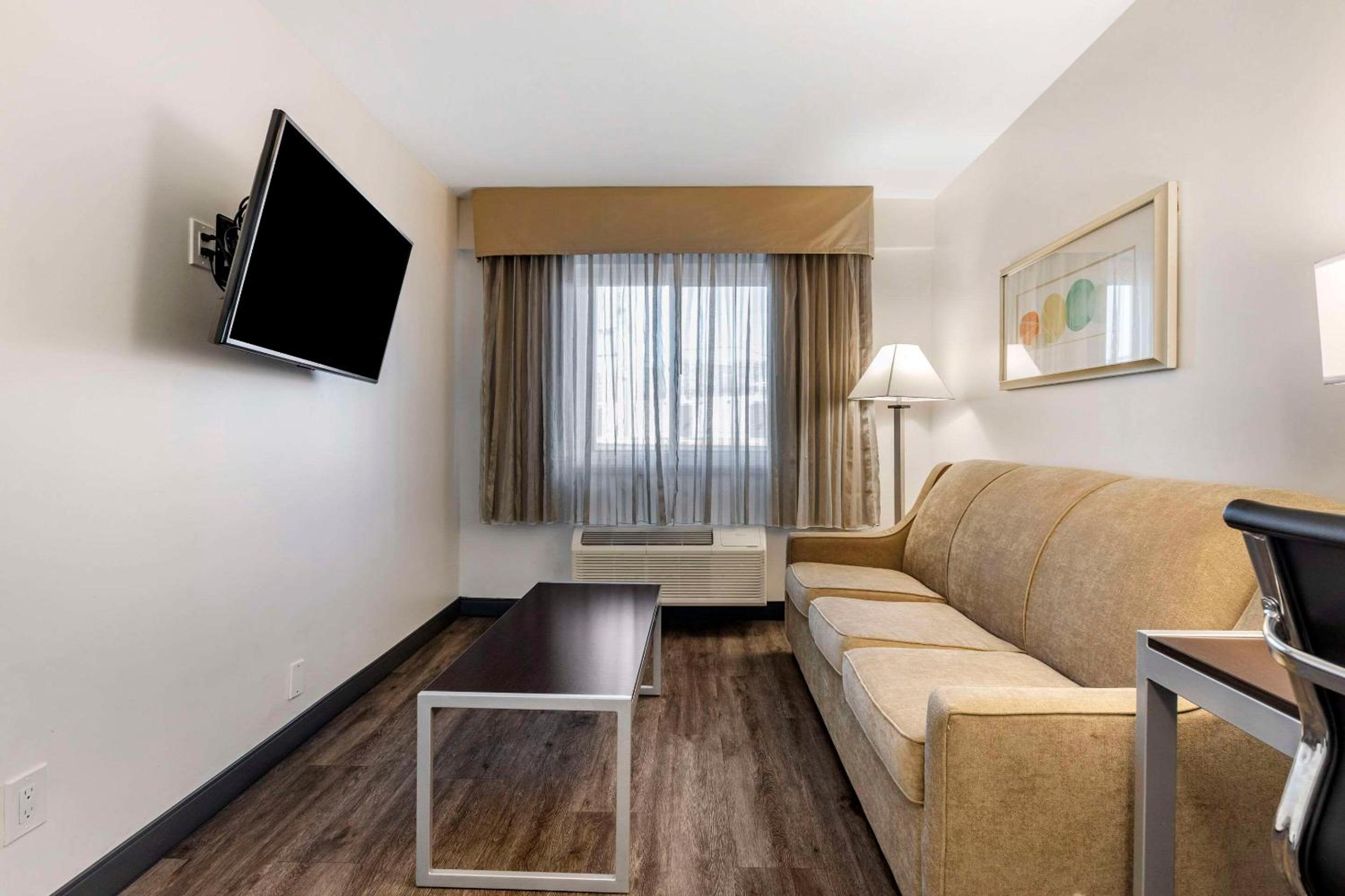 One Bedroom Suite,  1 Queen Bed, Living Room and Sofa Bed, Non Smoking photo 1
