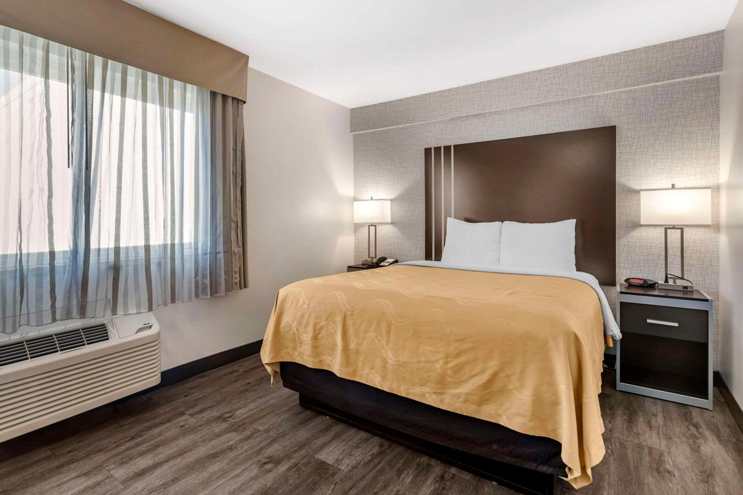 One Bedroom Suite,  1 Queen Bed, Living Room and Sofa Bed, Non Smoking photo 3